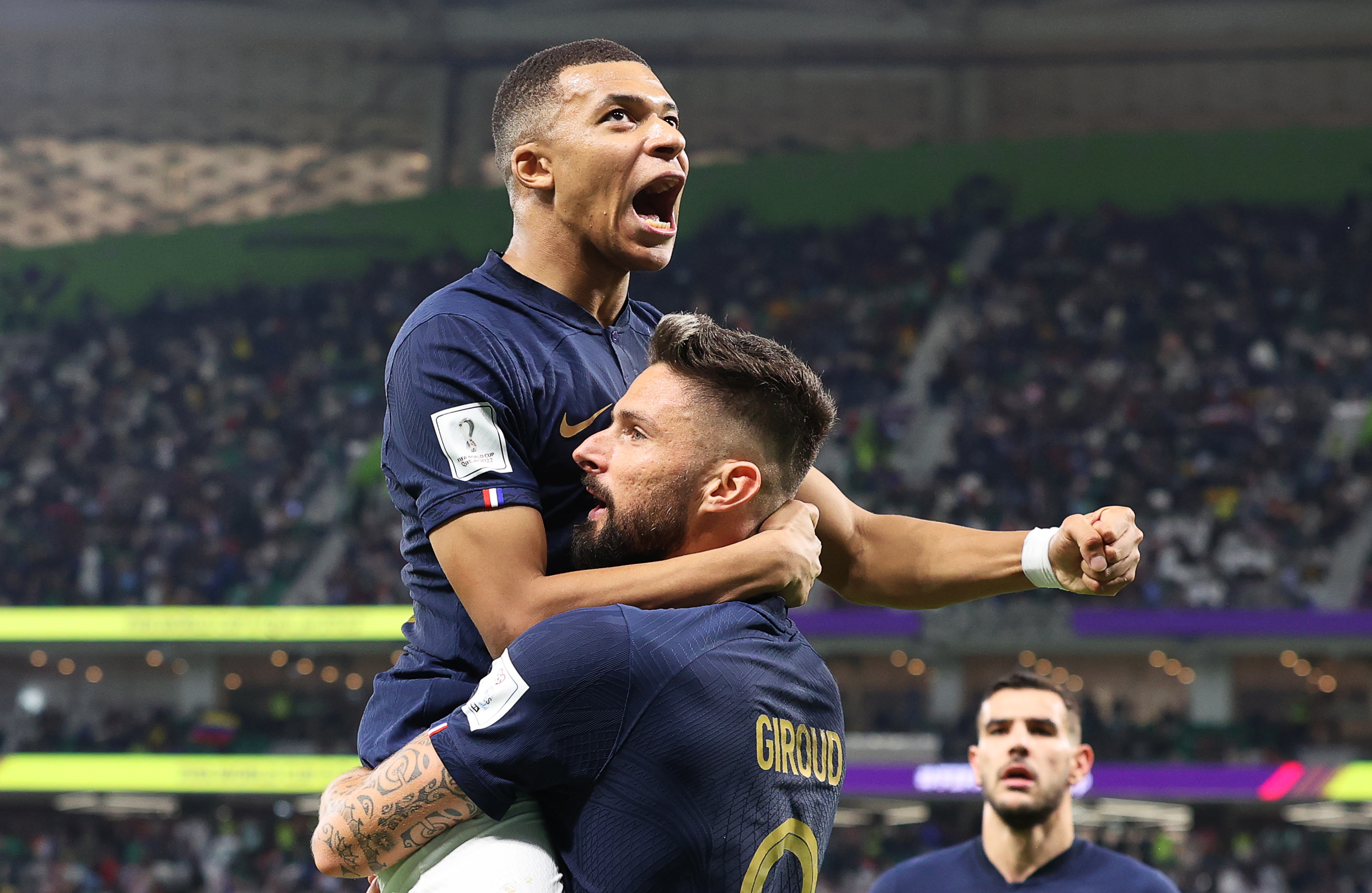 Doha (Qatar), 04/12/2022.- Olivier Giroud (C) of France celebrates with teammate Kylian Mbappe (L) after scoring the 1-0 lead during the FIFA World Cup 2022 round of 16 soccer match between France and Poland at Al Thumama Stadium in Doha, Qatar, 04 December 2022. (Mundial de Fútbol, Francia, Polonia, Catar) EFE/EPA/Ali Haider