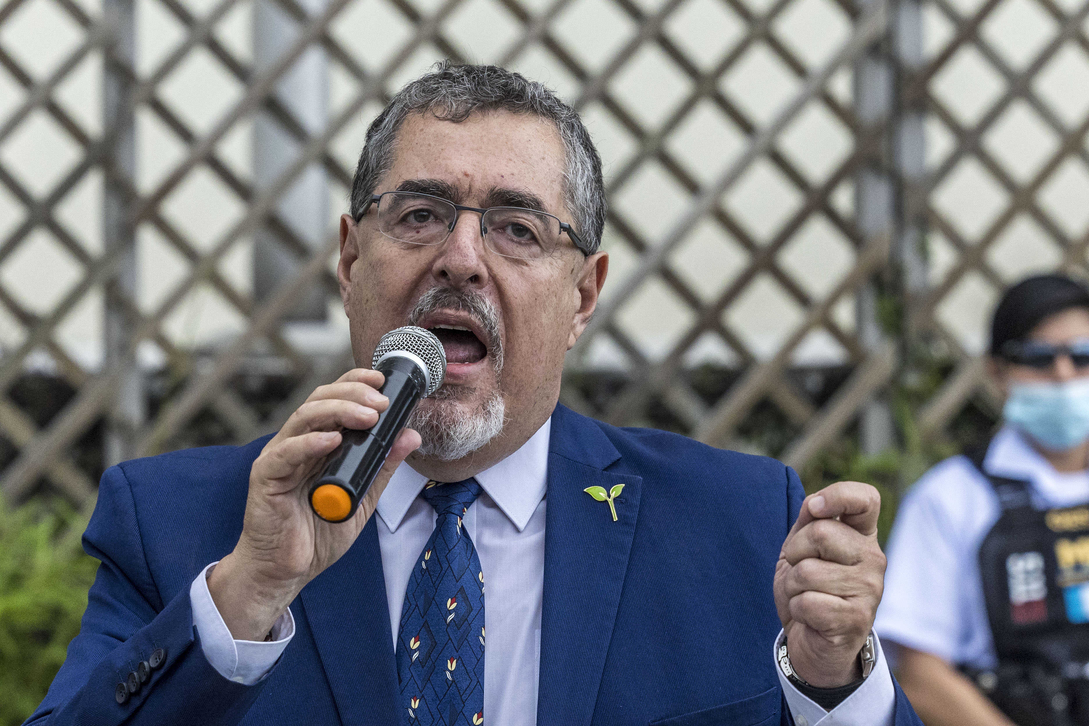 AME2817. CIUDAD DE GUATEMALA (GUATEMALA), 13/07/2023.- Bernardo Arévalo, líder del partido Semilla y candidato presidencial, pronuncia hoy un discurso tras presentar una denuncia contra el fiscal Rafael Curruchiche, en Ciudad de Guatemala (Guatemala). La Corte de Constitucionalidad y el Tribunal Supremo Electoral encarrilaron este jueves las elecciones en el país centroamericano después de los intentos del Ministerio Público (MP, Fiscalía) de suspender a uno de los partidos contendientes por la carrera presidencial. EFE/ Esteban Biba