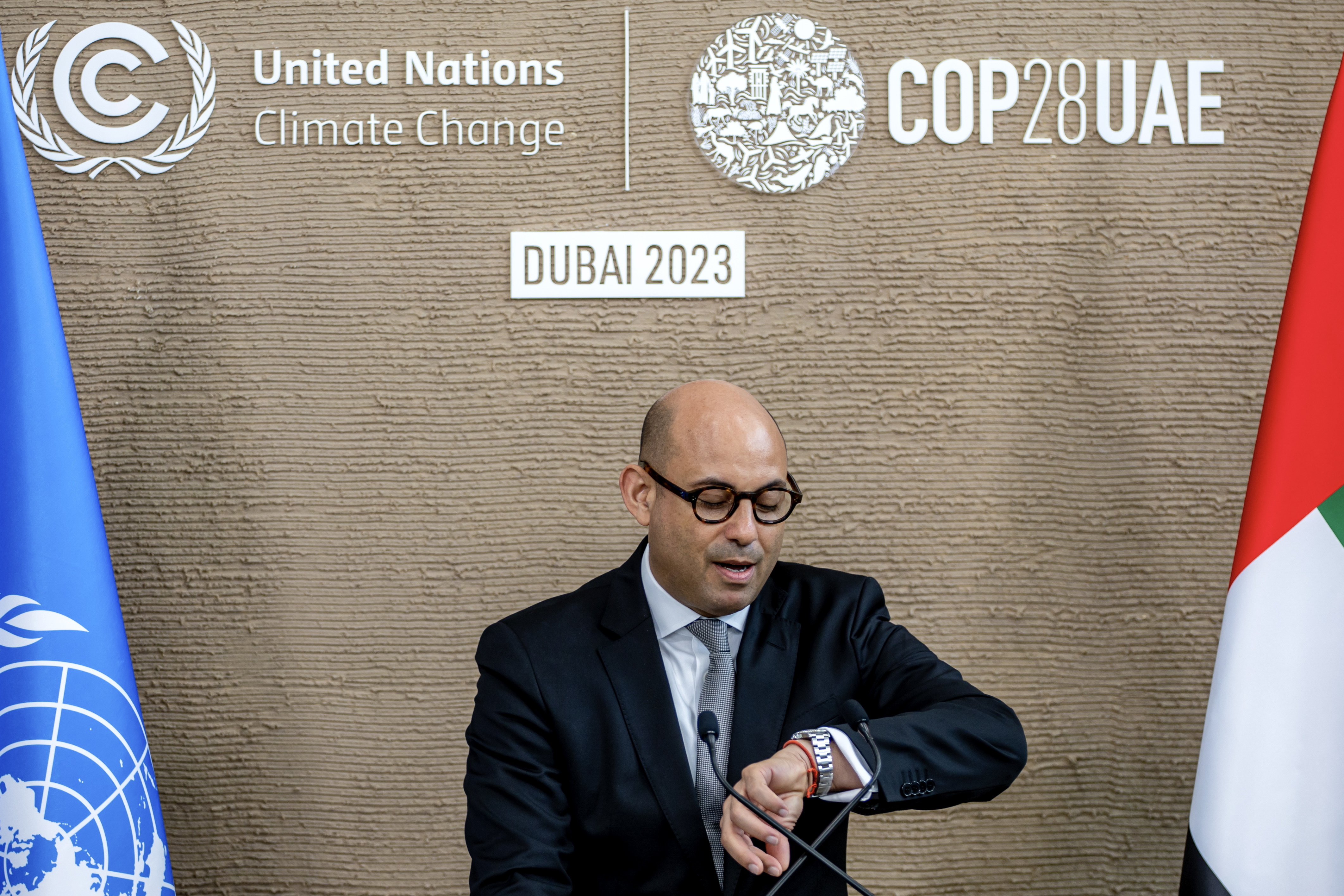 Dubai (United Arab Emirates), 13/12/2023.- United Nations Climate Chief Simon Stiell speaks to journalists following the 2023 United Nations Climate Change Conference (COP28), in Dubai, United Arab Emirates, 13 December 2023. The COP28 talks for a climate agreement ended on 13 December with a landmark deal to 'transit away' from fossil fuels. (Emiratos Árabes Unidos) EFE/EPA/MARTIN DIVISEK