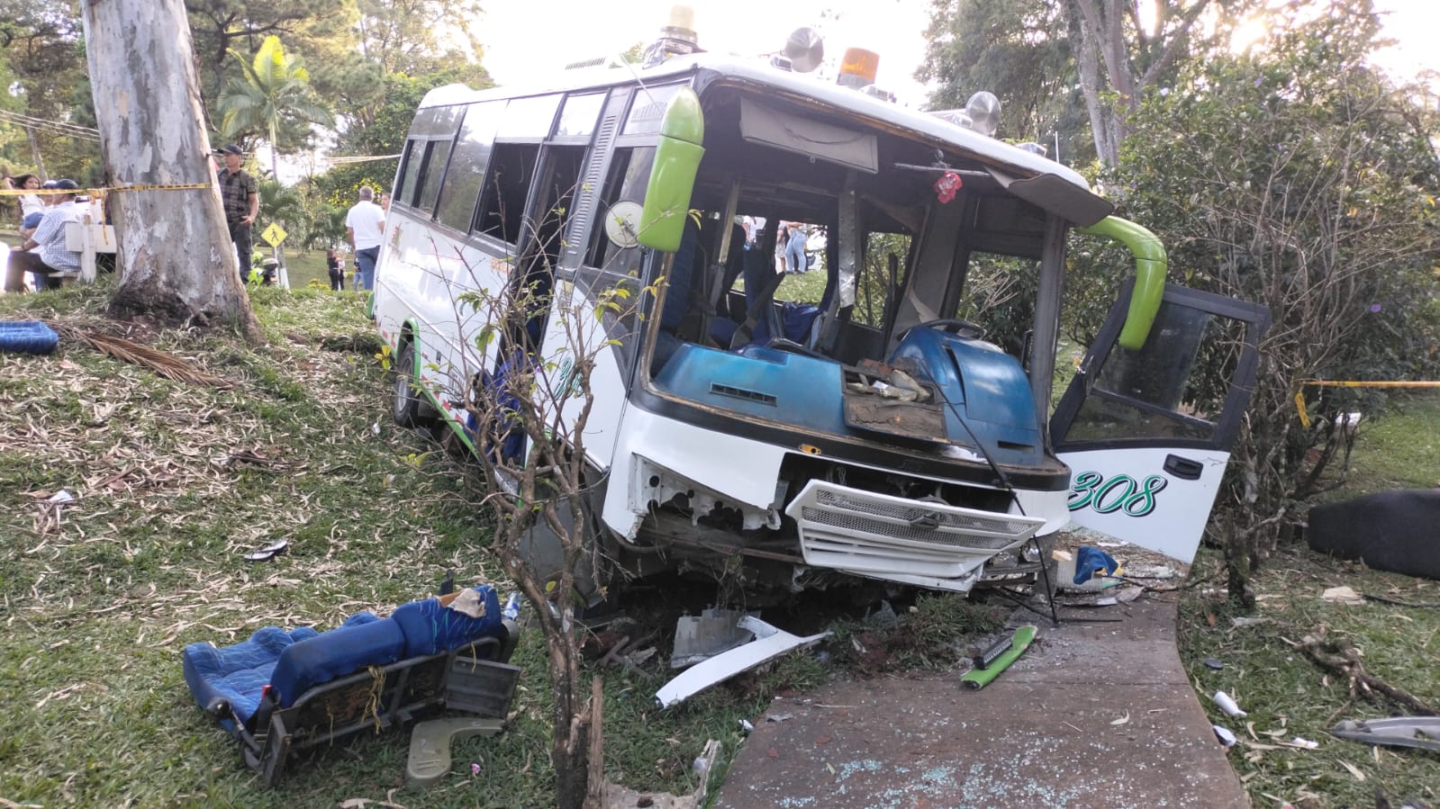 Accidente en cementerio de Cali: bus perdió el control y dejó varios heridos