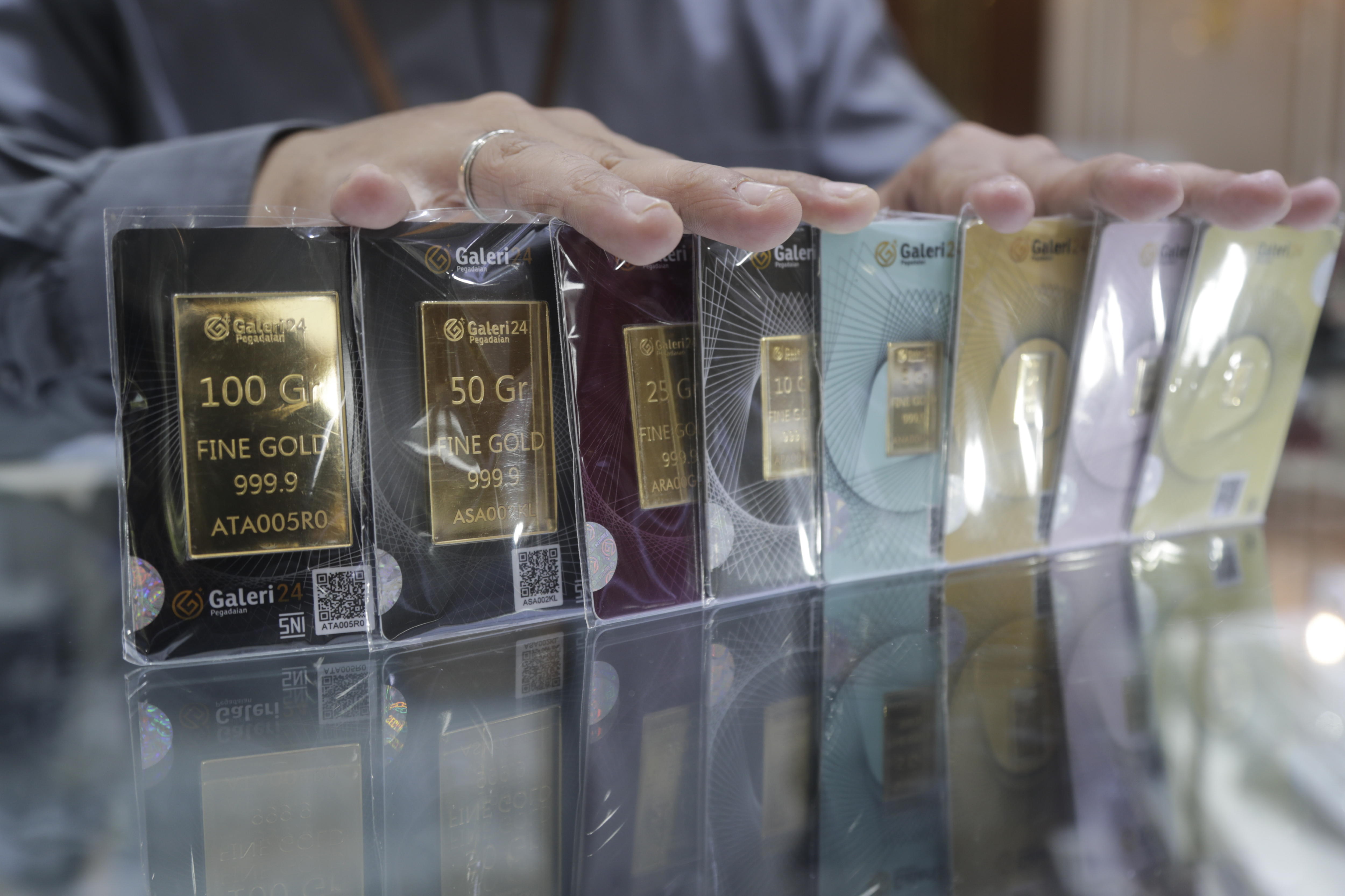 Jakarta (Indonesia), 25/09/2024.- Indonesian employee of the jewelry store 'Galleri 24' shows their gold products at their shop in Jakarta, Indonesia, 25 September 2024. The Pawnshop is operated by PT Pegadaian (Persero), a state-owned enterprise, which reported the gold price at 1,414,000 rupiah per gram on 25 September 2024. Gold spot prices rose 1.1 percent to USD 2,656. 38 per ounce, breaking the previous record. US gold futures increased by 1 percent to USD 2,680. 00. Global gold prices surged due to turmoil in the Middle East. EFE/EPA/BAGUS INDAHONO