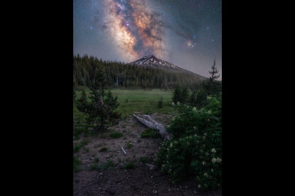 “Observando las estrellas bajo los cielos de Oregón Central”, en Mount Bachelor, Oregón – Estados Unidos.