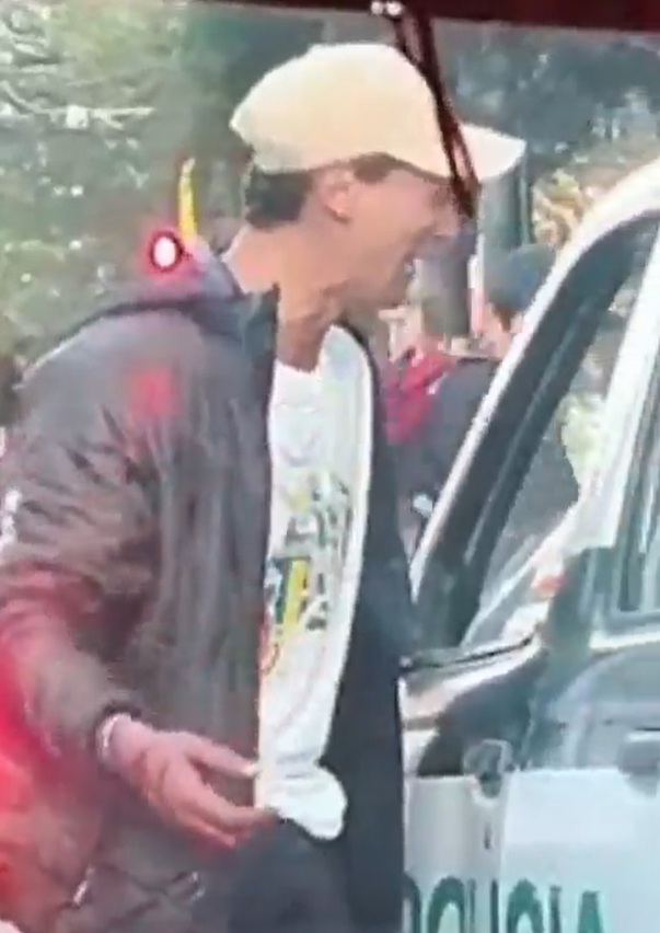 El detenido atacó la patrulla de policía mientras se encontraba detenida en un semáforo.