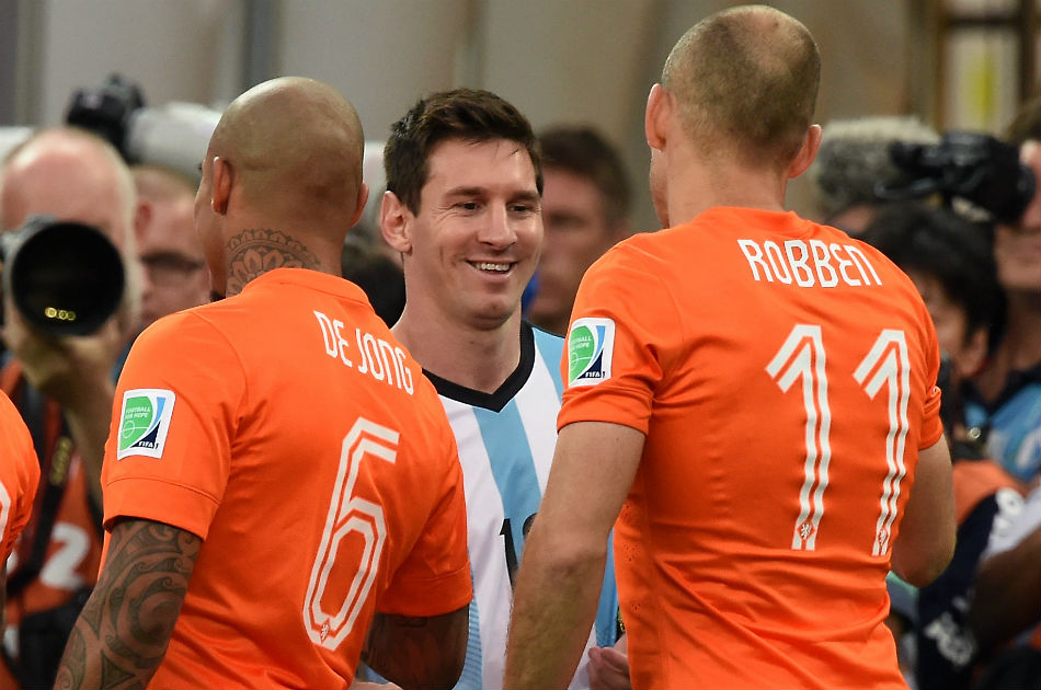 Robben y Messi, dos desaparecidos en un partido pálido