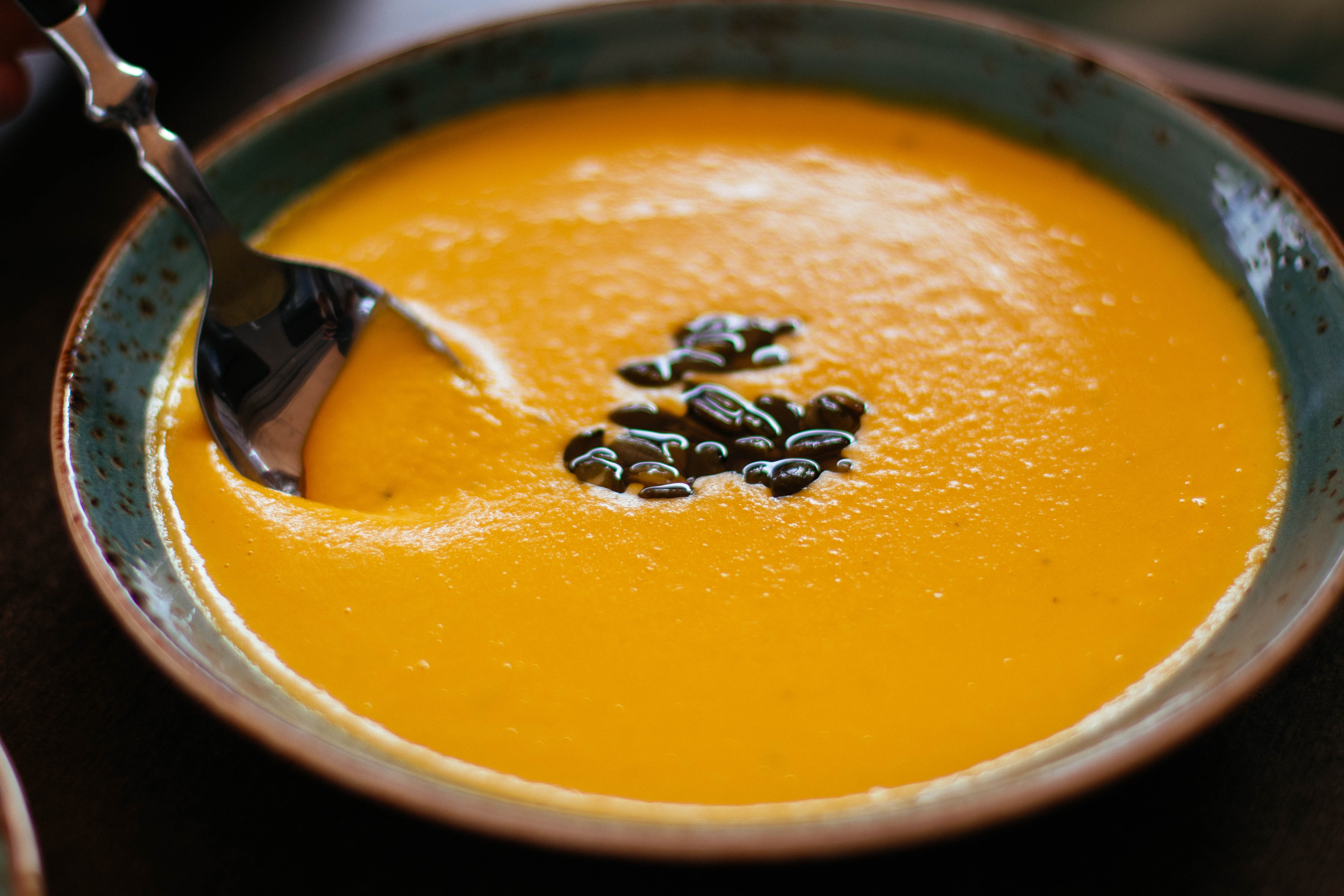 El secreto para eliminar la grasa de un caldo o sopa