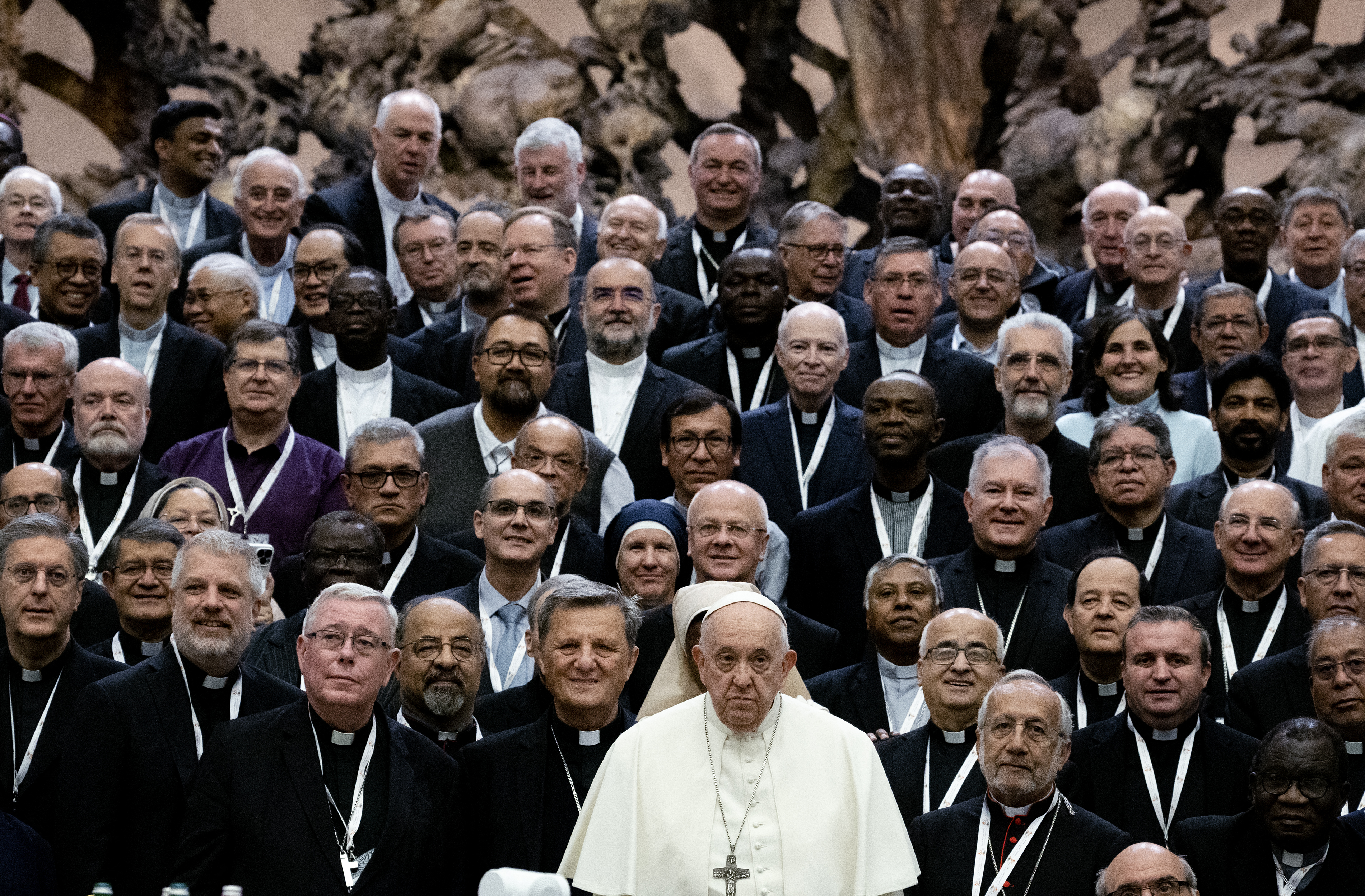 El Papa Francisco (centro) posa para una fotografía familiar con los participantes del Sínodo de los Obispos en el Aula Pablo VI en el Vaticano el 23 de octubre de 2023.
