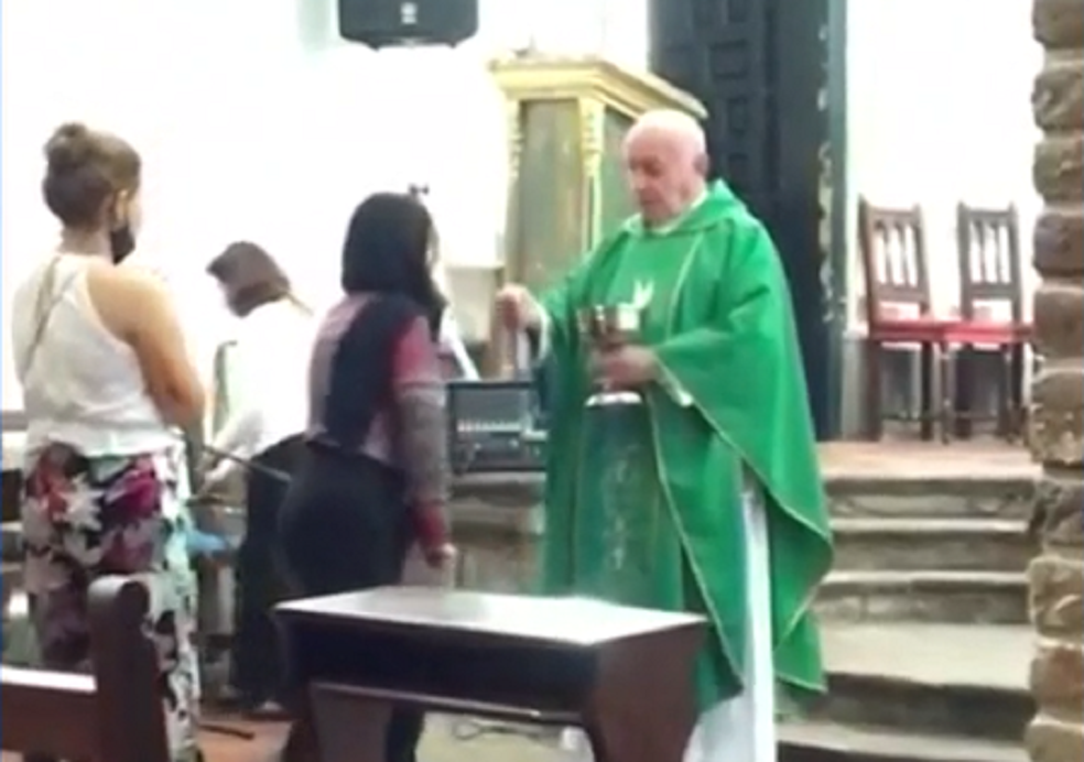 Sacerdote desobedeció el aislamiento: hizo misa con gente y entregó las hostias en la boca