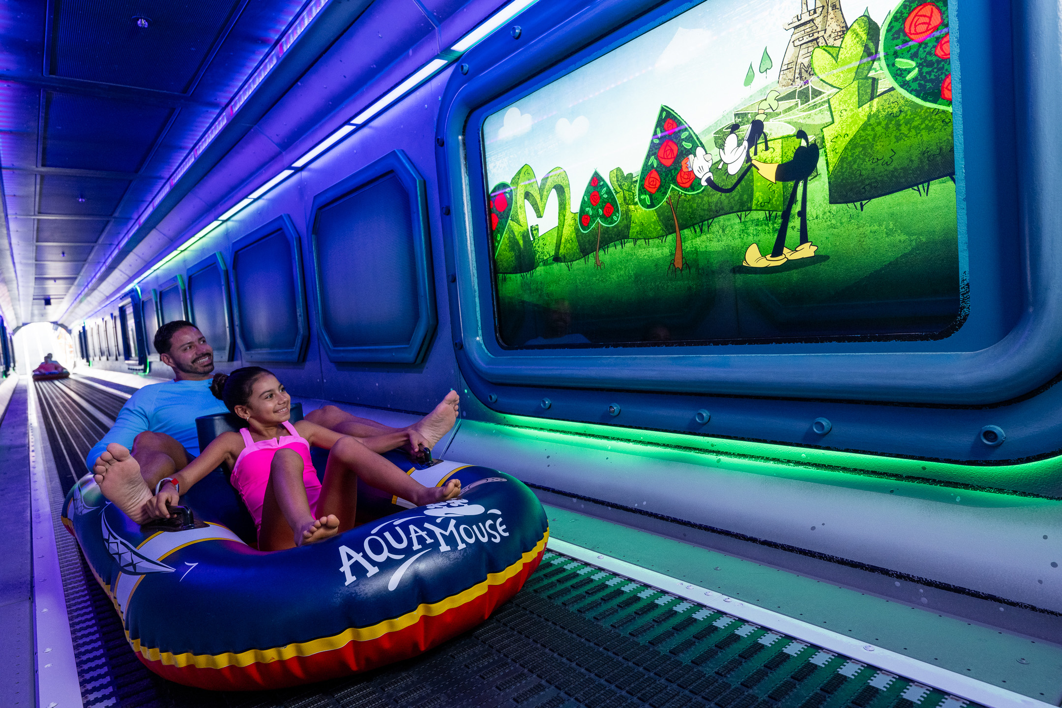 El Disney Destiny presenta una nueva y original historia en AquaMouse, la atracción estrella de Disney Cruise Line en alta mar. En "Canta una canción tonta", Mickey Mouse y Minnie Mouse guían a los pasajeros en una caminata aparentemente siniestra hasta la cima de la Montaña de los Villanos.