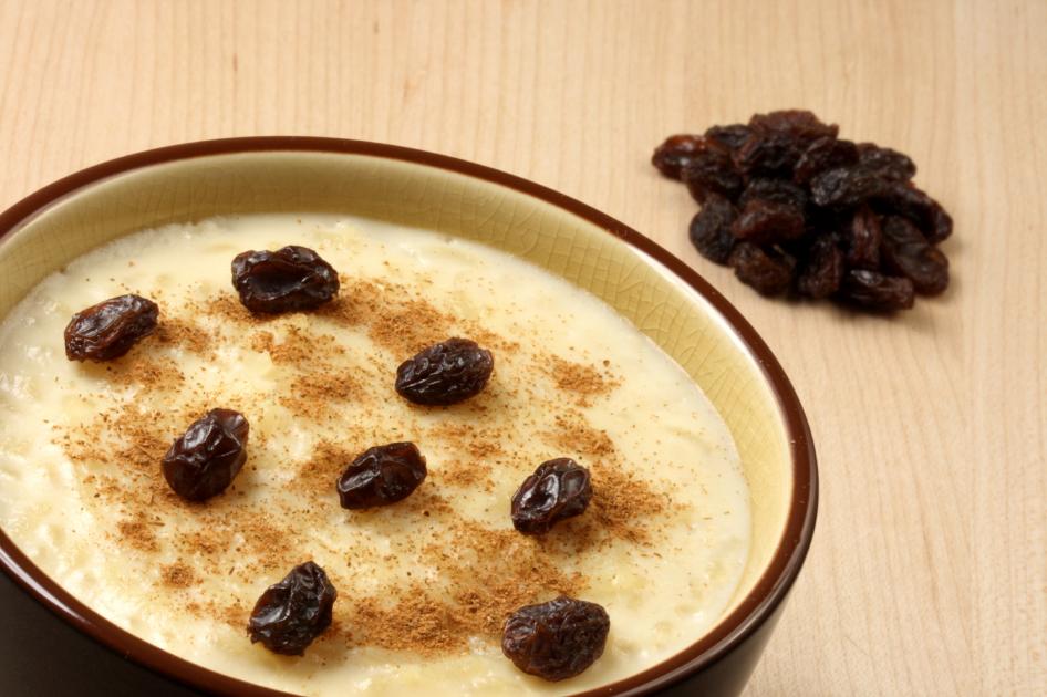 Arroz con leche y uvas pasas