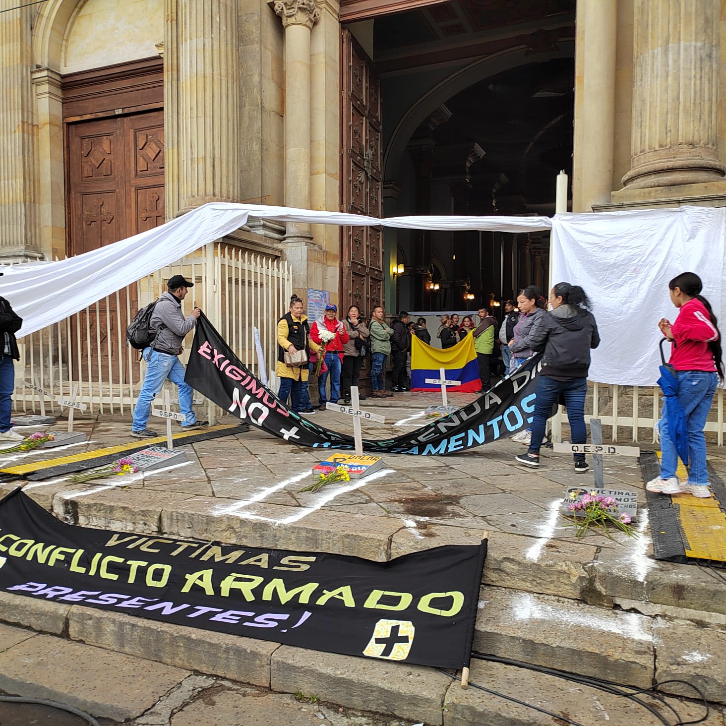 Con plantón en Basílica del Voto Nacional, víctimas del conflicto piden acciones del Gobierno
