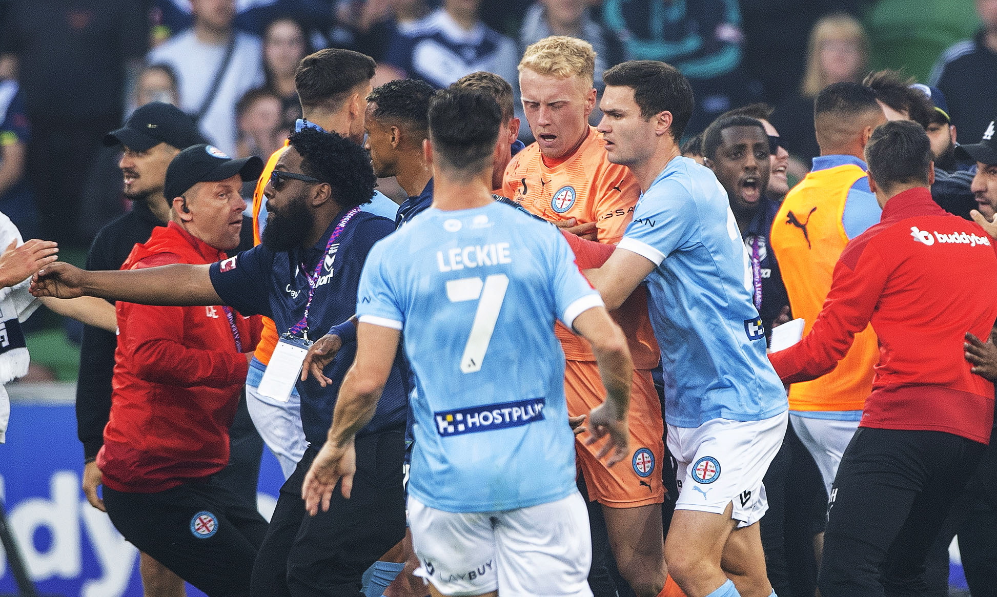 Video: futbolista herido tras invasión de campo en Australia