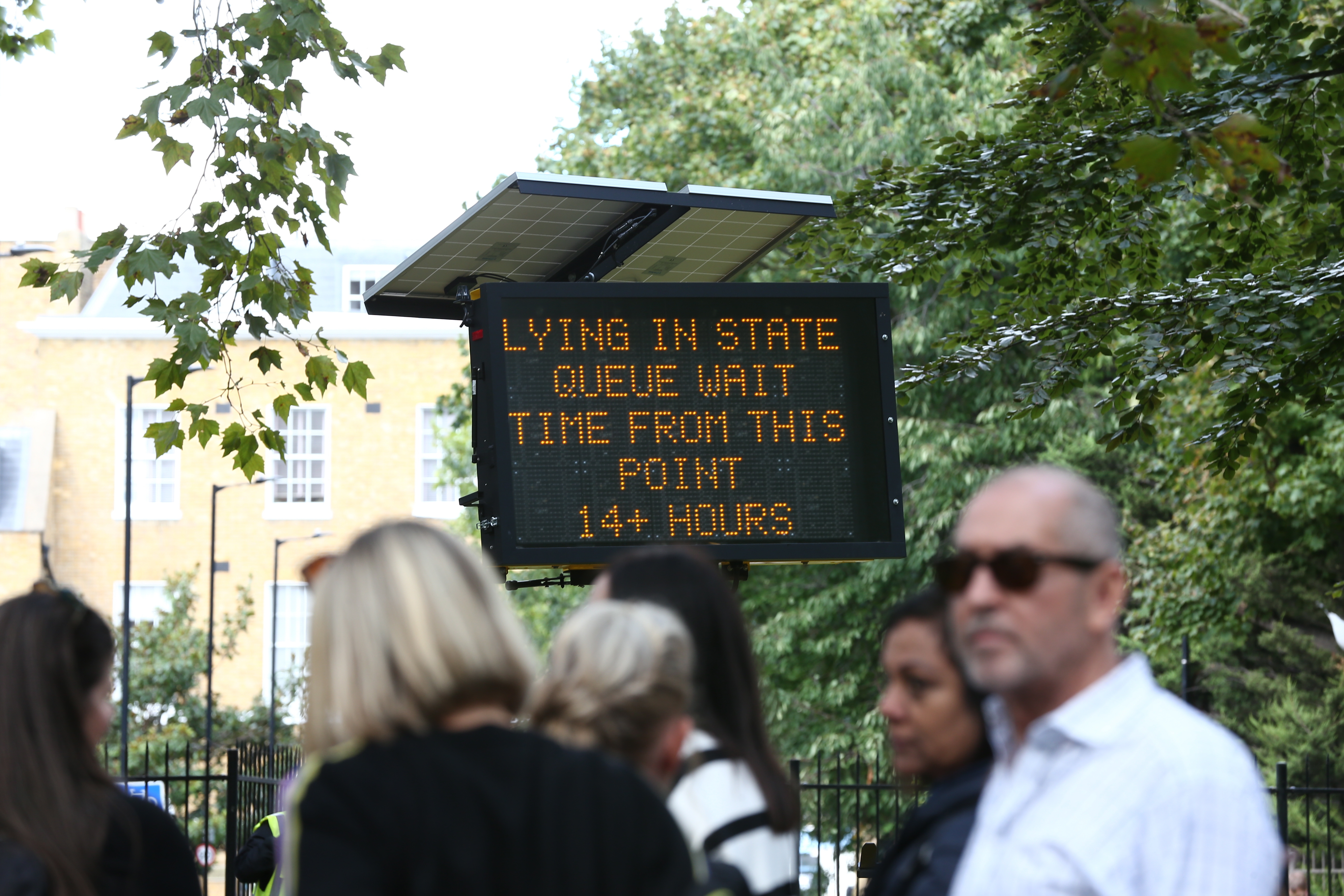 Quienes estaban haciendo fila por Southwark Park para llegar al Palacio de Westminster, en su intento por despedirse de Isabel II, se encontraron con un letrero que anunciaba que les quedaba un recorrido de más de 14 horas.