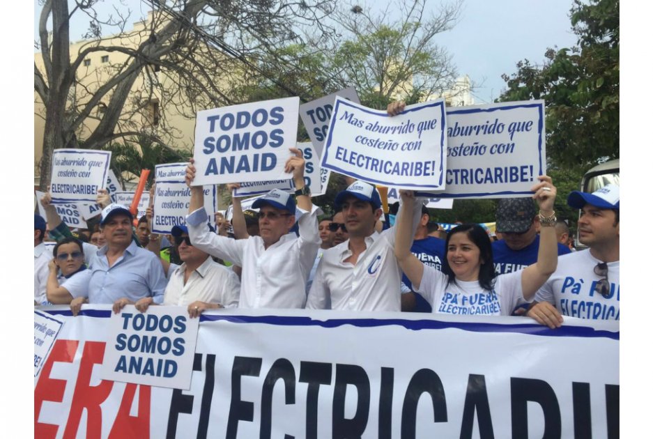 Entre los miles de ciudadanos que salieron a las calles para protestar por el mal servicio de Electricaribe, en esta foto quedaron registrados los senadores costeños del Partido Conservador, Efraín Cepeda (en el centro con letrero en mano) y David Barguil (también en el centro y con pancarta).