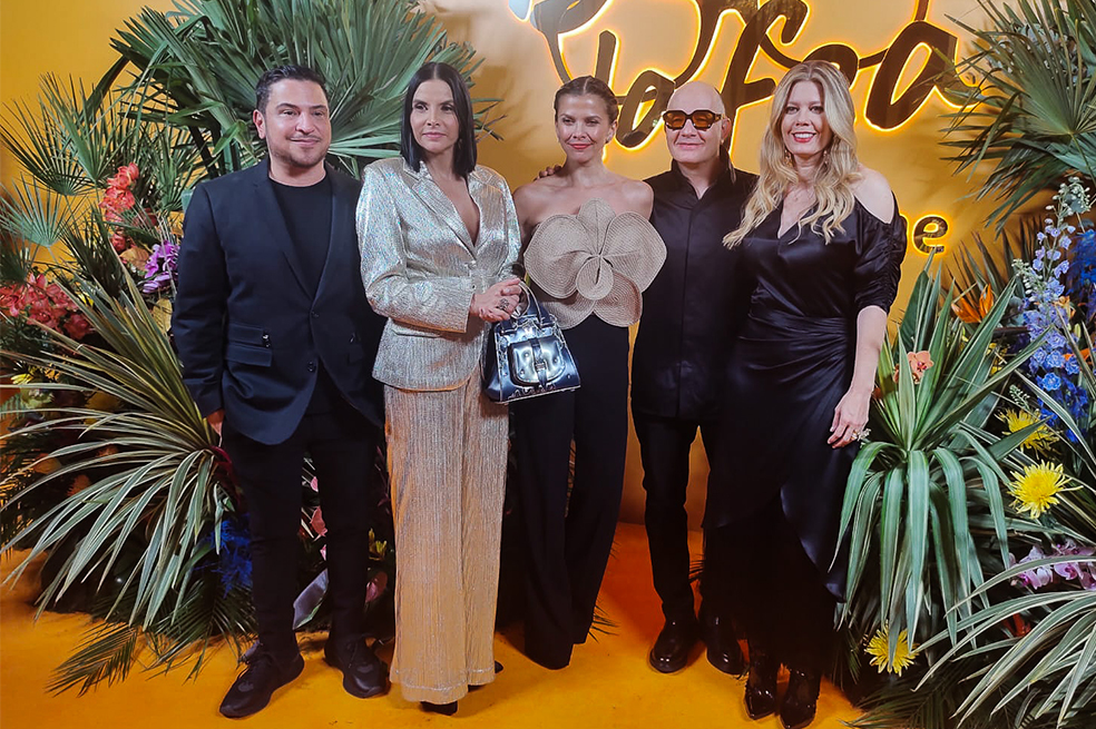 Después de la pasarela, Andrés Otálora, Natalia Ramírez, Giselle Velasco, Julián Arango y Lorna Cepeda, posaron para los fotógrafos.
