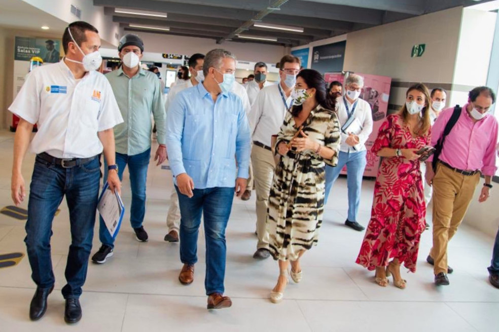 "En compañía del Presidente Iván Duque, de la gobernadora del Atlántico Elsa Noguera y del alcalde Jaime Pumarejo, verificamos el avance de las obras de ampliación y modernización del aeropuerto Ernesto Cortissoz, de Soledad", dijo Raquel Garavito, presidenta de Fontur.