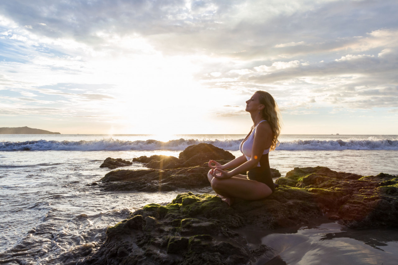 Costa Rica, "¡Pura Vida!" ¡y puro yoga!: por su enorme riqueza natural y por ser el destino por excelencia de los deportes de naturaleza, este país centroamericano se ha convertido en el lugar perfecto hacer yoga. Cada vez son más los centros de retiro espiritual y las escuelas que apuestan por alejar a los visitantes de cualquier tipo de distracción.