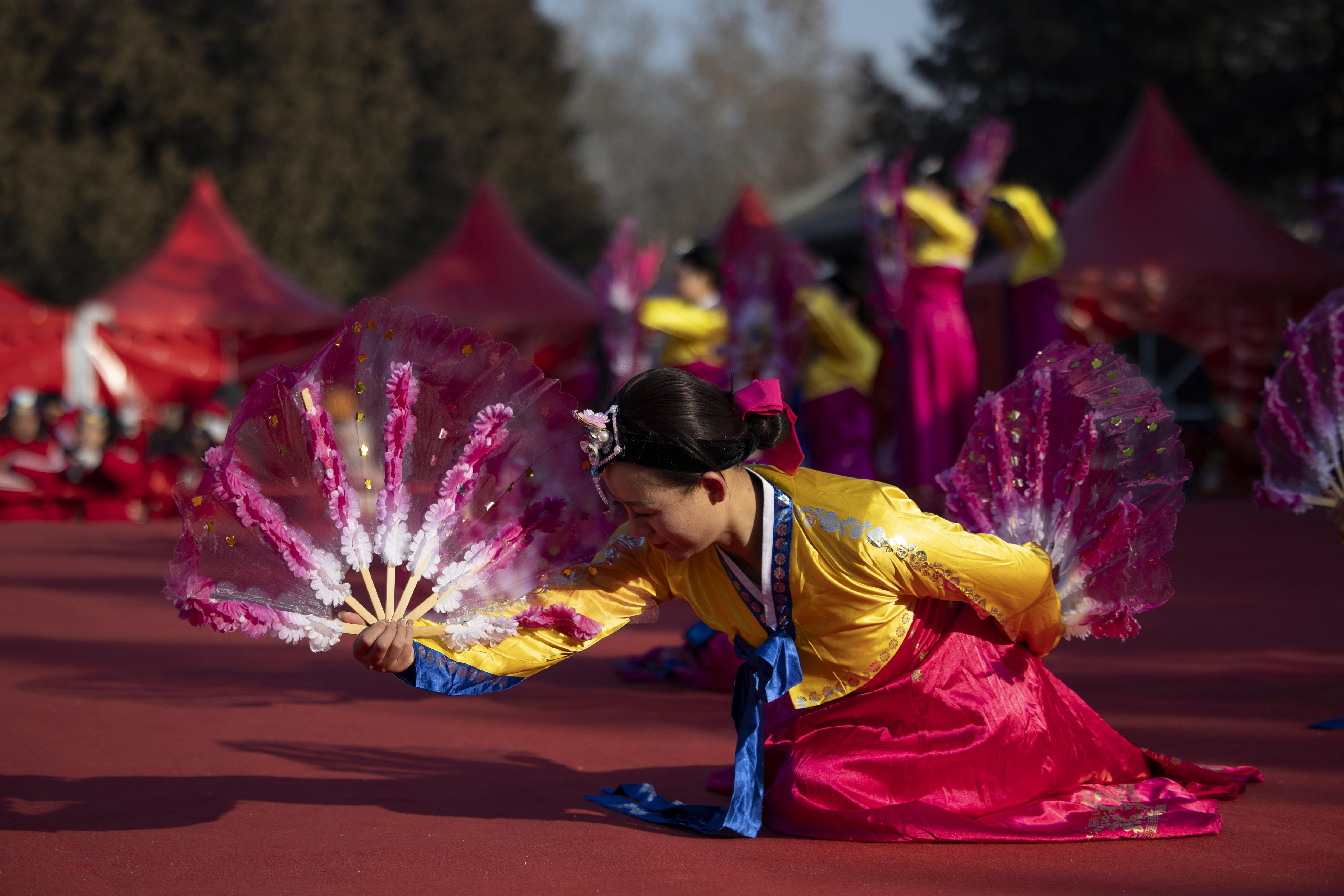 Beijing (China), 29/01/2025.- Performers dance during celebrations for the Chinese Lunar New Year at Ditan Park, or Temple of Earth, in Beijing, China, 29 January 2025. The Chinese Lunar New Year, also called the Spring Festival, falls on 29 January 2025 marking the start of the Year of the Snake. EFE/EPA/ANDRES MARTINEZ CASARES