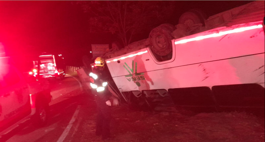 Un bus del SENA que llevaba a 20 personas se accidentó en la vía Zipaquirá-Pacho