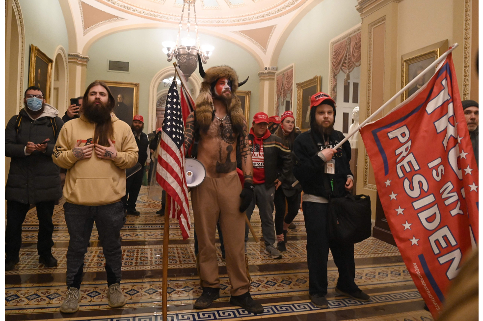 Durante el asalto al Capitolio, los seguidores de Donald Trump, incluyendo a Jake Angeli, el hombre de los cuernos, miembro de QAnon, entraron a la sede legislativa.