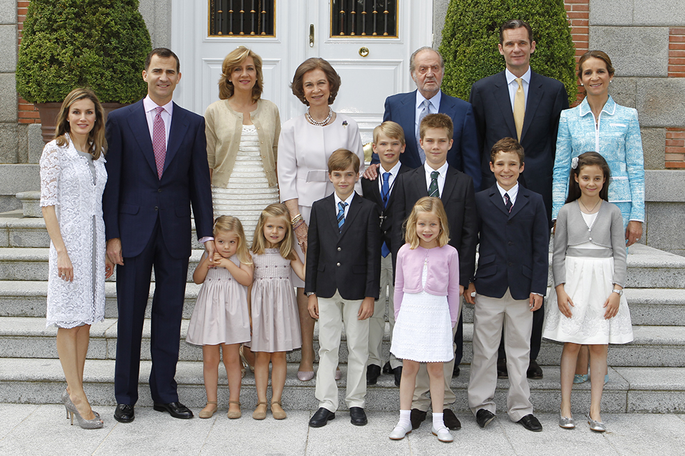 Casi ninguno de los miembros de la familia real española tiene relación con la reina Letizia. Se dice que ella quiere proteger al Rey de los escándalos provocados por ellos.