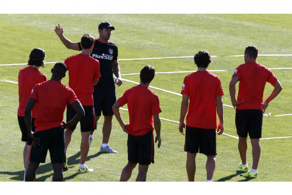 Simeone aprieta a sus jugadores con una exigente doble sesión