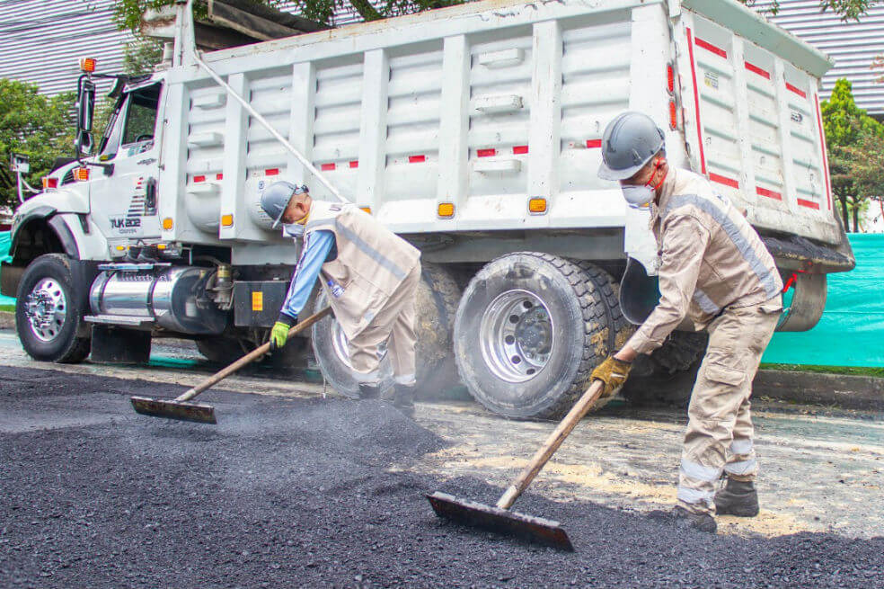 Con material reciclado de 264.000 llantas han tapado huecos en 4.000 vías de Bogotá