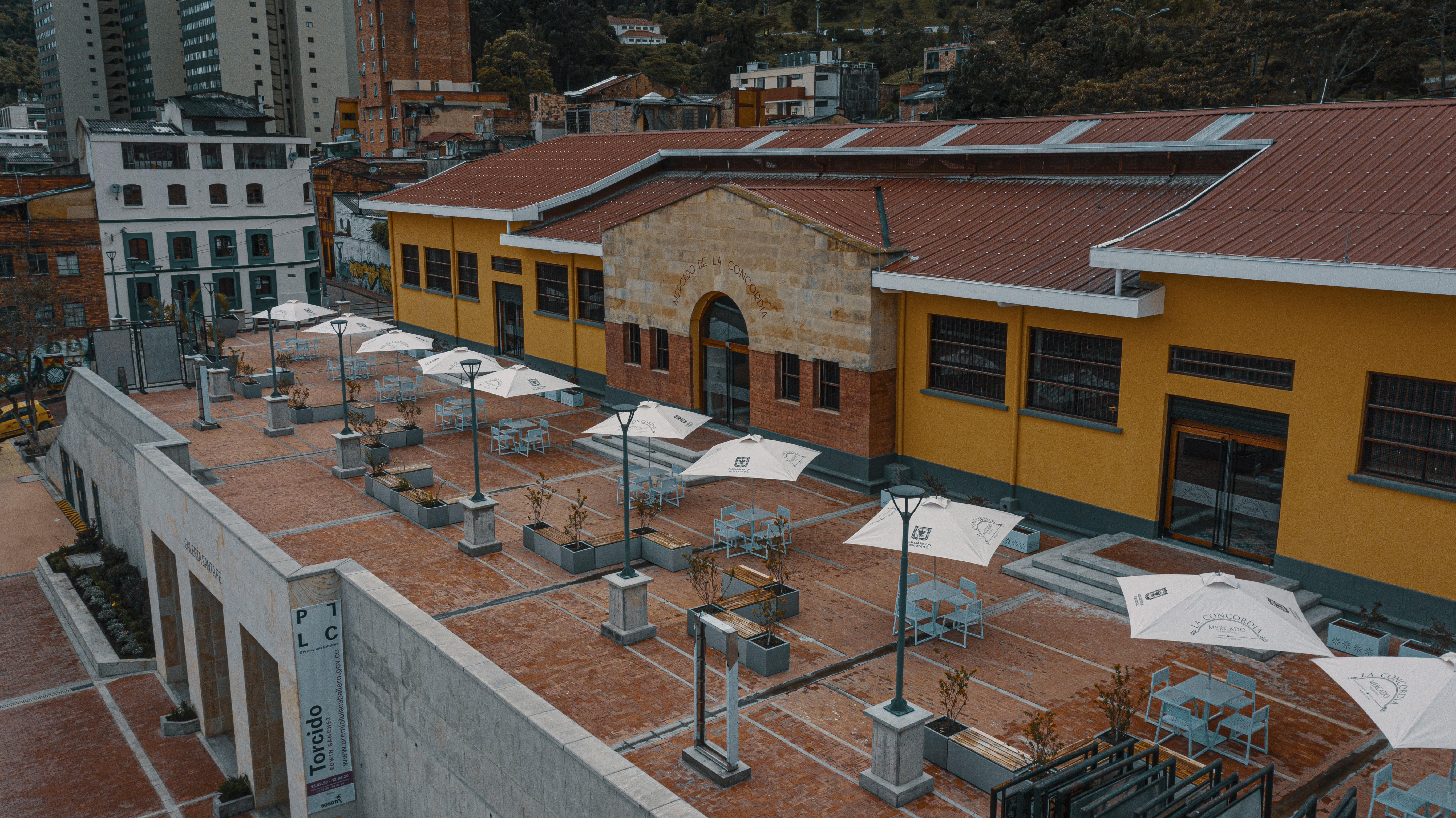 La Plaza Distrital de Mercado La Concordia, ubicada en el corazón de La Candelaria, es uno de los espacios patrimoniales más representativos de Bogotá. Inaugurada en 1933 y declarada Bien de Interés Cultural, reúne en un mismo lugar tradición, gastronomía y arte, con una amplia oferta de productos locales, restaurantes de cocina típica y la Galería Santa Fe, un reconocido espacio dedicado al arte contemporáneo.