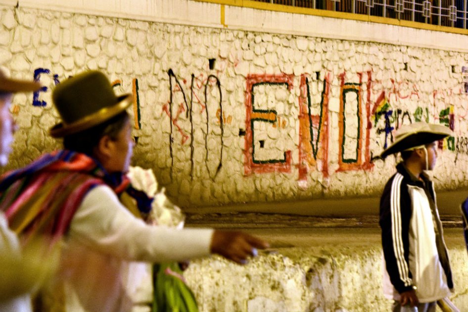 Bolivianos realizan plantón frente a recinto electoral ante temor de fraude