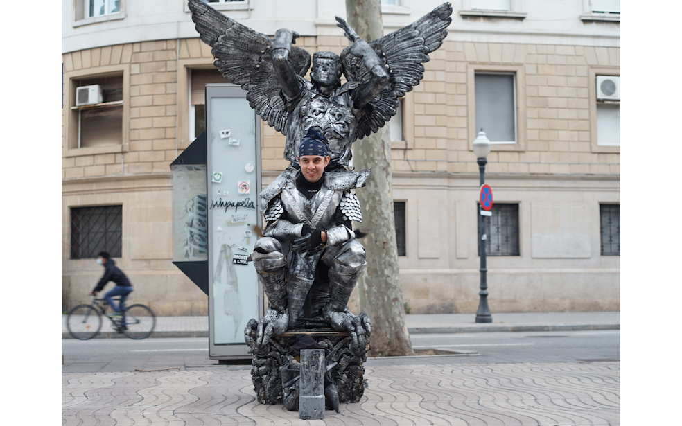 El traje de David Esteban Davies, un colombiano que vive del turismo en Barcelona, es una representación de la Basílica de la Merced y San Miguel Arcángel.