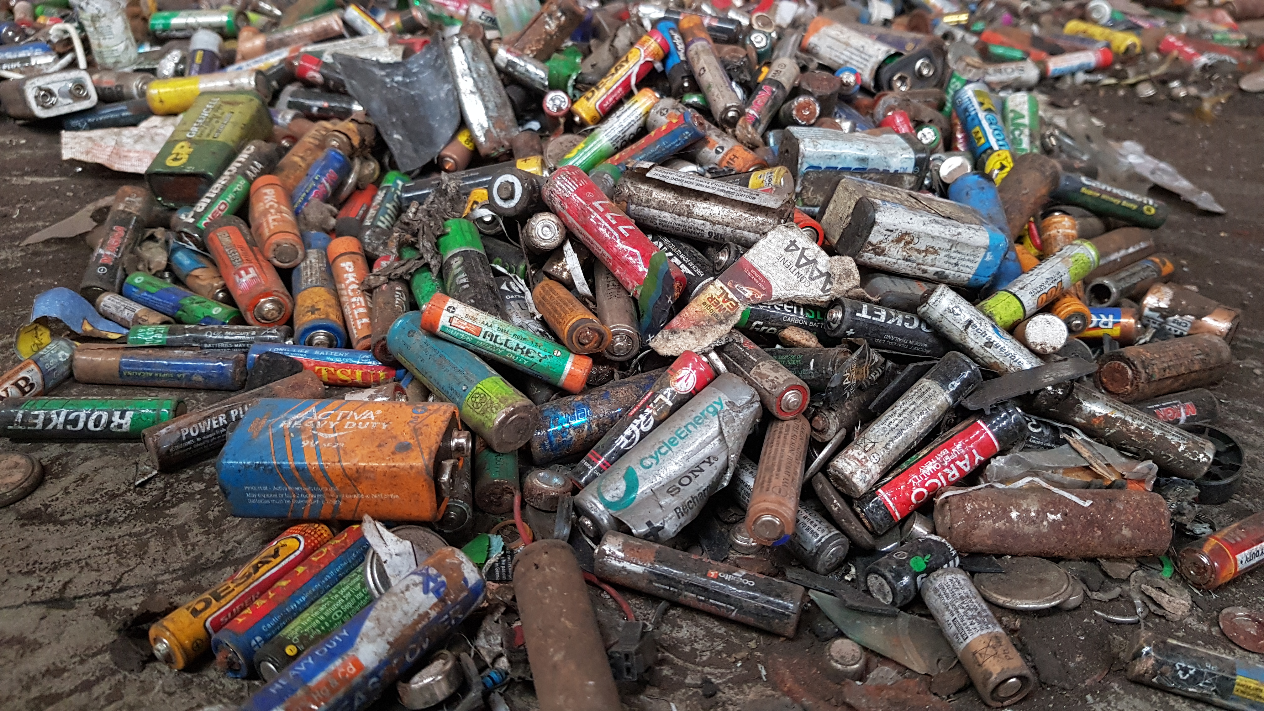 ¿Dónde botar las pilas, el aceite usado y  otros residuos que no van a la basura en Bogotá?