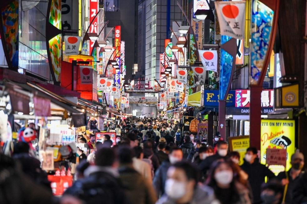 La gente visita las tiendas para comprar alimentos y suministros para celebrar el Año Nuevo en el distrito comercial de Ueno en Tokio, Japón.