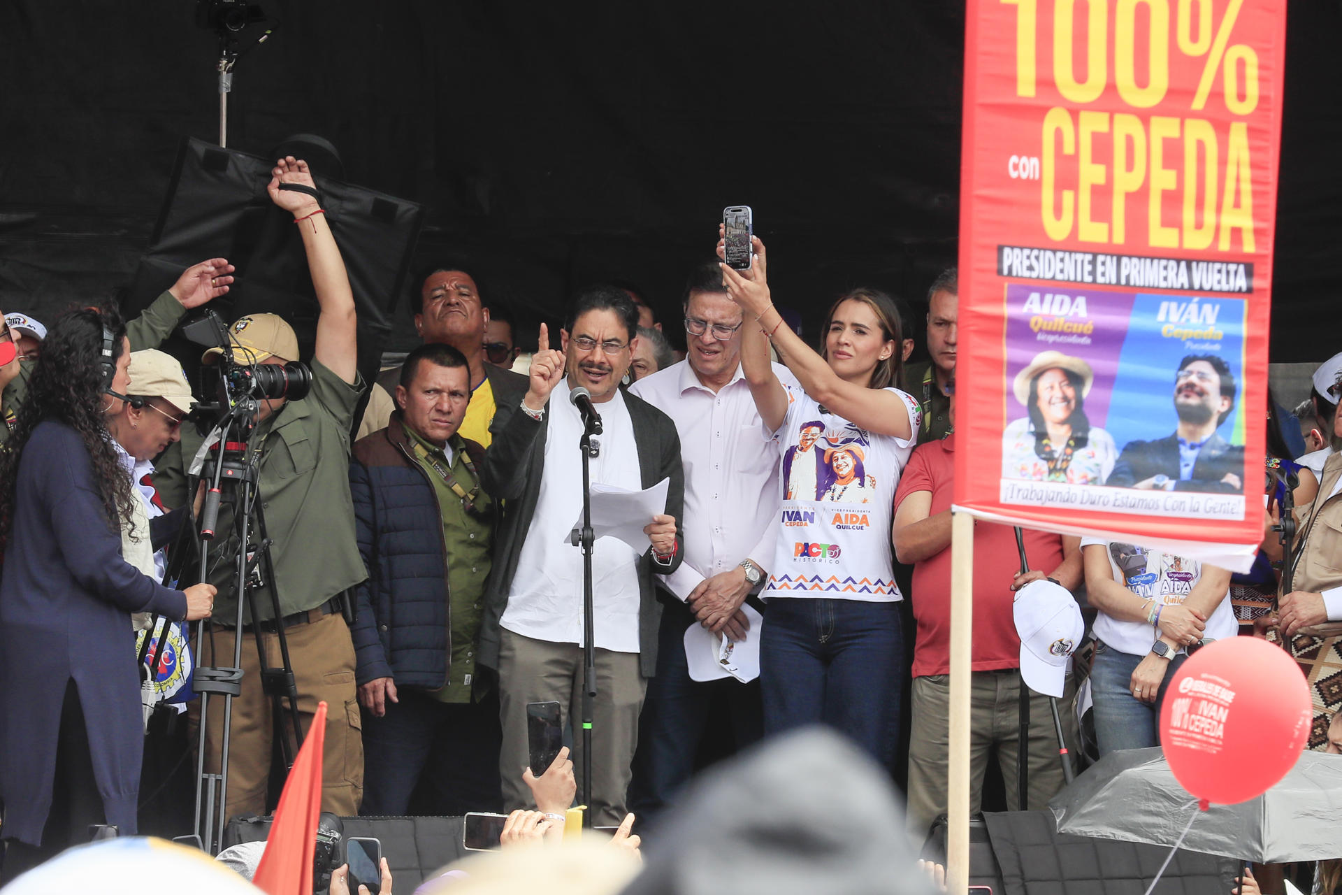 AME8543. BOGOTÁ (COLOMBIA), 01/05/2026.- El candidato presidencial de izquierdas, Iván Cepeda (c-i), habla durante la conmemoración del Día del Trabajo este viernes, en la Plaza de Bolívar en Bogotá (Colombia). Cepeda convirtió el Trabajo en un acto de campaña, al reivindicar los logros del Gobierno de Gustavo Petro y pedir el voto para asegurar la continuidad del proyecto progresista en Colombia en las elecciones del próximo 31 de mayo. EFE/ Carlos Ortega
