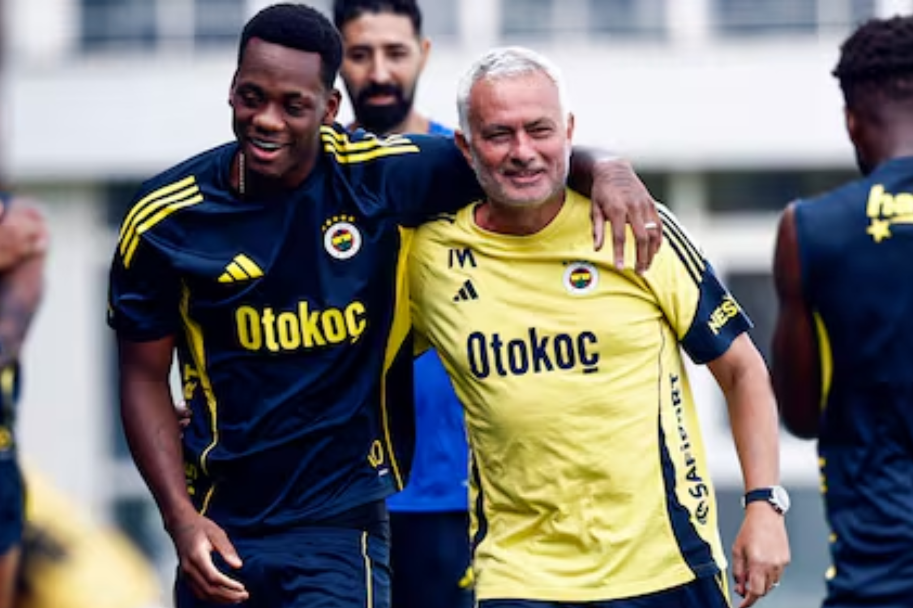 Jhon Durán con José Mourinho en Turquía.