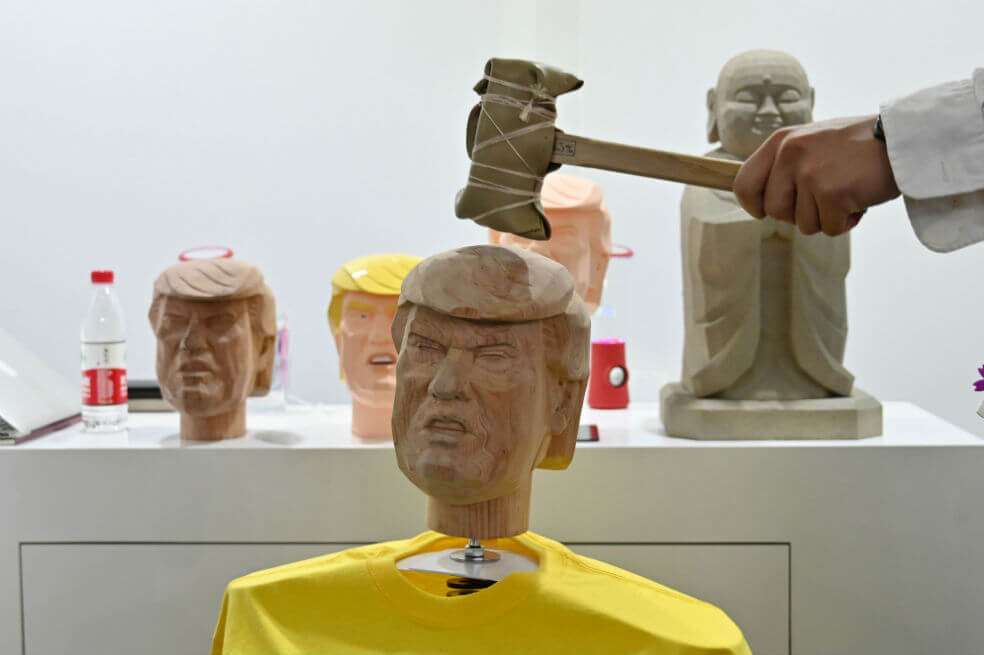 Golpear un maniquí de Trump con un martillo, un remedio para el estrés en China