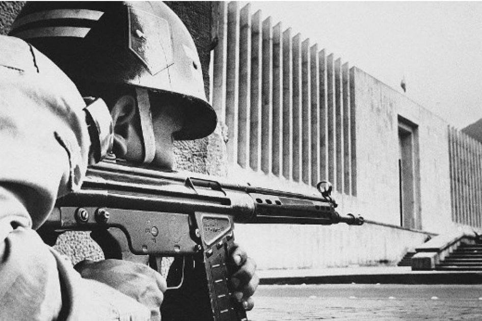 Exhuman cuatro cuerpos de policías muertos en el Palacio de Justicia