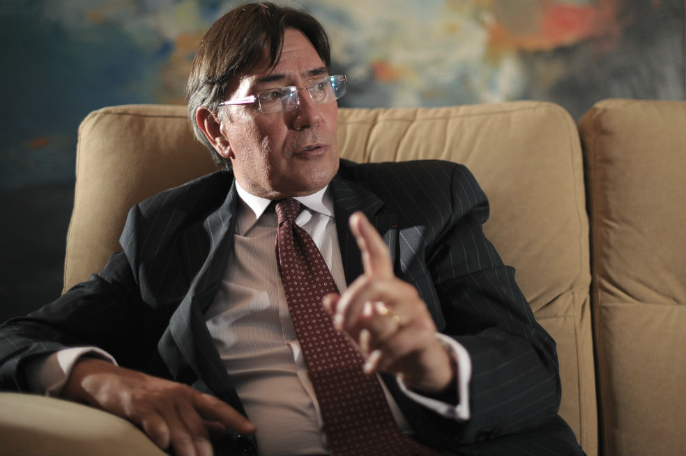 Pierre-Jean Vandoorne, embajador de Francia, en su oficina en Bogotá. / Andrés Torres