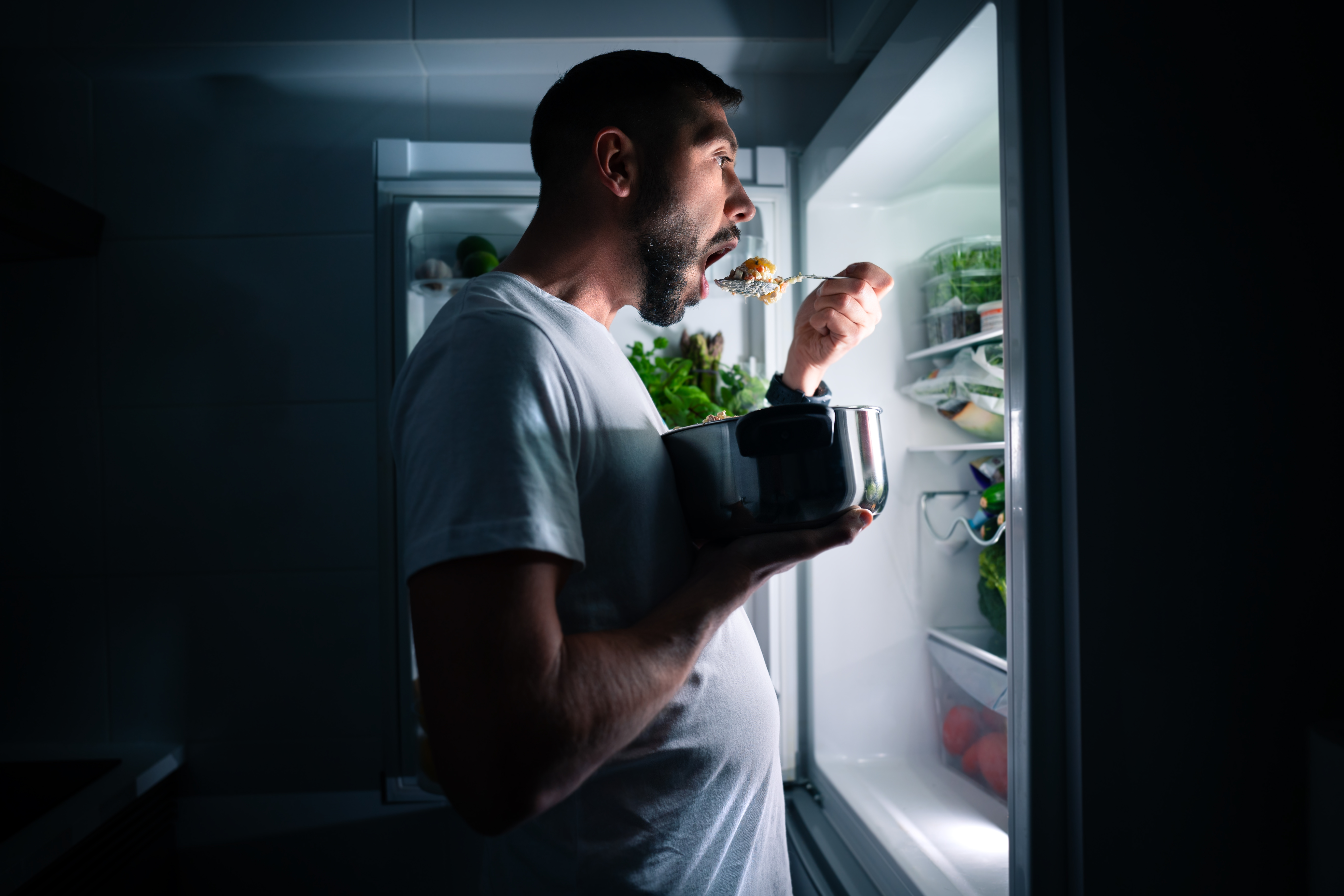 ¿Por qué hay personas que se levantan a comer en la madrugada?