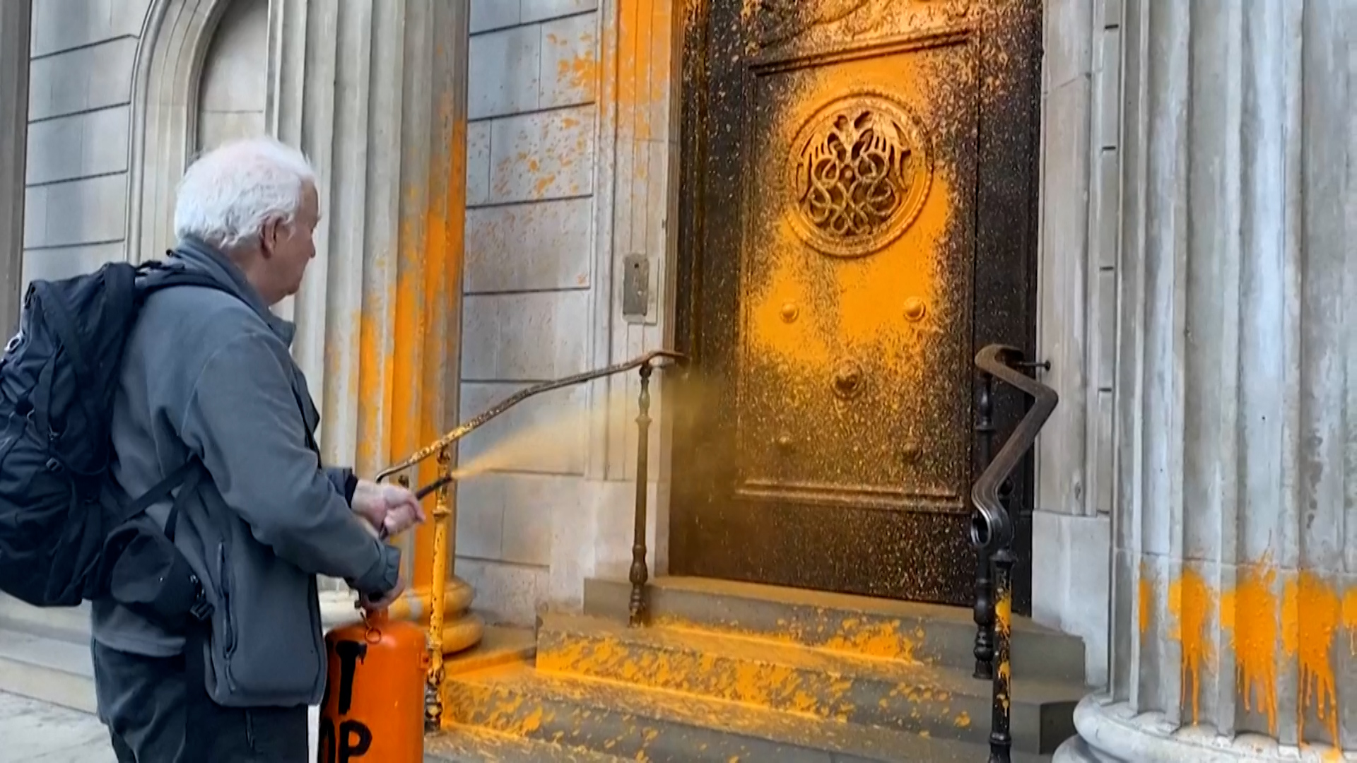 ¿Por qué un grupo de activistas pintó de naranja varios edificios en Londres?
