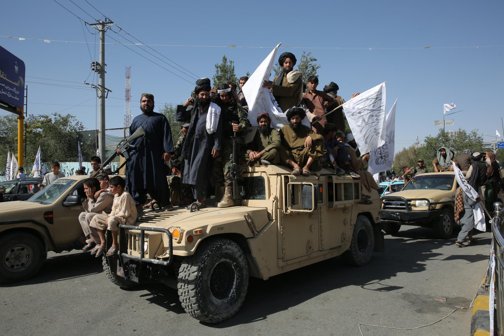 Kabul (Afghanistan), 15/08/2026.- Supporters of Taliban government rally as part of celebrations to mark the fifth anniversary of the Taliban takeover of Afghanistan, in Kabul, Afghanistan, 15 August 2026. Afghanistan marks five years since the Taliban returned to power and entered Kabul on 15 August 2021, following the collapse of the former government and withdrawal of US-led forces. (Afganistán) EFE/EPA/SAMIULLAH POPAL