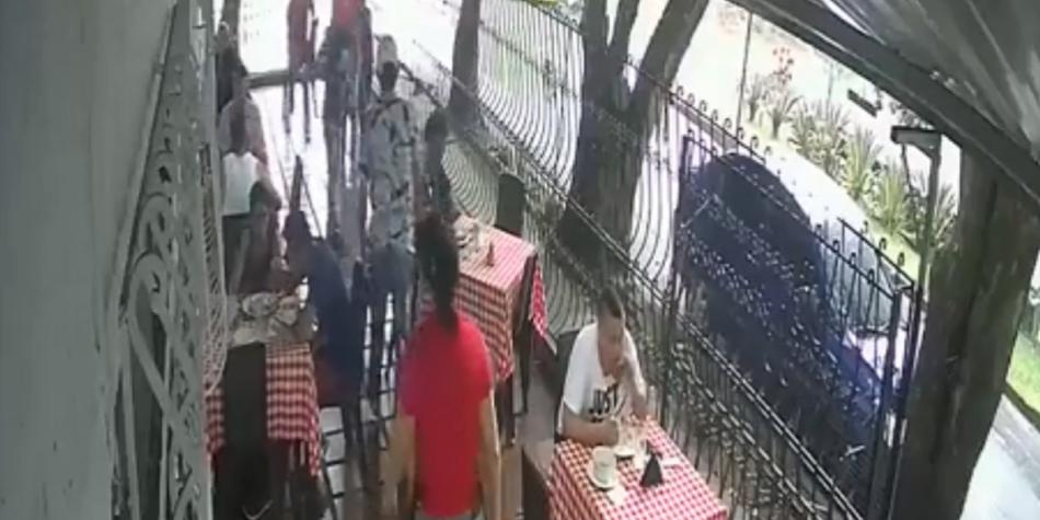 Robaron a dos futbolistas en un restaurante en el sur de Cali