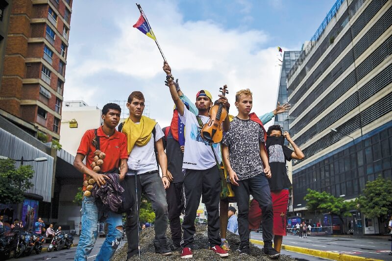 La crisis venezolana, que ha forzado a cerca de 4 millones de personas a salir del país, adquirió este año un nuevo matiz con la autoproclamación del presidente de la Asamblea Nacional, Juan Guaidó, como presidente encargado. El opositor se convirtió en el nuevo rostro de la resistencia contra Nicolás Maduro y desde enero ha convocado a decenas de marchas para rechazar al gobierno chavista, acusado por las Naciones Unidas de violar sistemáticamente los derechos humanos. La marcha más numerosa se dio el 2 de febrero cuando miles de personas se agolparon en diferentes ciudades del país exigiendo la salida de Maduro. No obstante, con el pasar de los meses, la movilización ciudadana y el apoyo a la figura de Guaidó ha decrecido en las calles. Este sábado, contagiados por la movilización regional y cansados de los racionamientos y el alto costo de vida, los venezolanos volvieron a tomarse las calles.