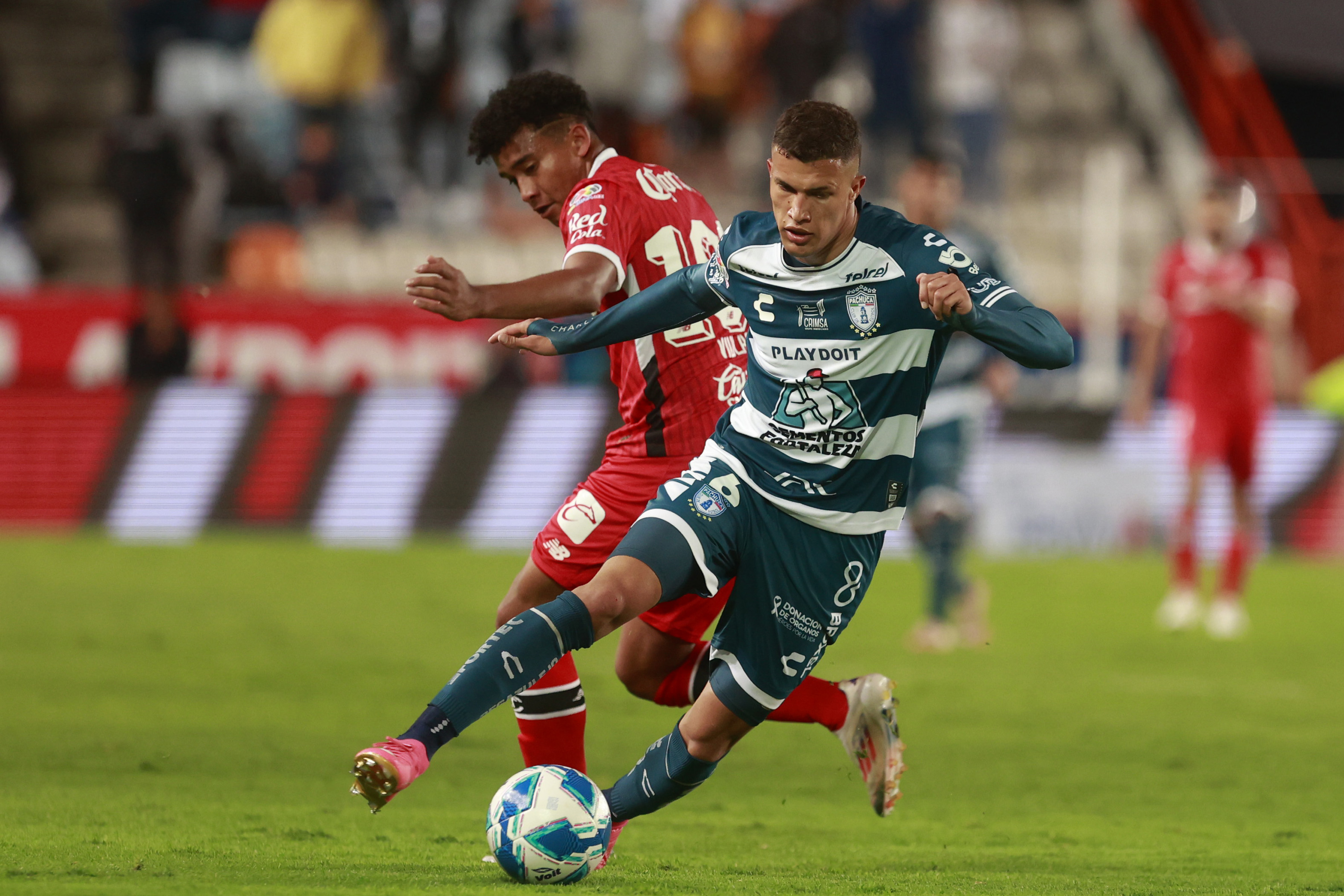 AME574. PACHUCA (MÉXICO), 17/09/2024.- Nelson Deossa (d) de Pachuca disputa el balón con Isaías Violante de Toluca este martes, durante un partido de la jornada 8 del torneo Apertura 2024 del fútbol mexicano, celebrado en el estadio Hidalgo de la ciudad de Pachuca (México). EFE/ David Martínez Pelcastre