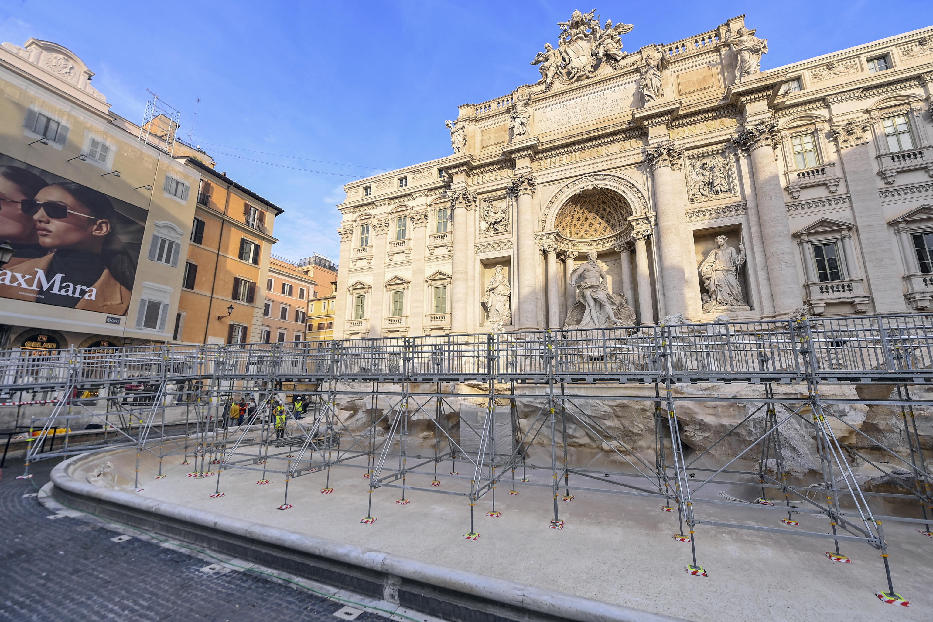 Rome (Italy), 09/11/2024.- The empty Trevi Fountain during maintenance work, in Rome, Italy, 09 November 2024. The new walkway will allow tourists to visit the 18th century fountain during renovation works in preparation of the Jubilee, or Holy Year, 2025. (Italia, Roma) EFE/EPA/RICCARDO ANTIMIANI