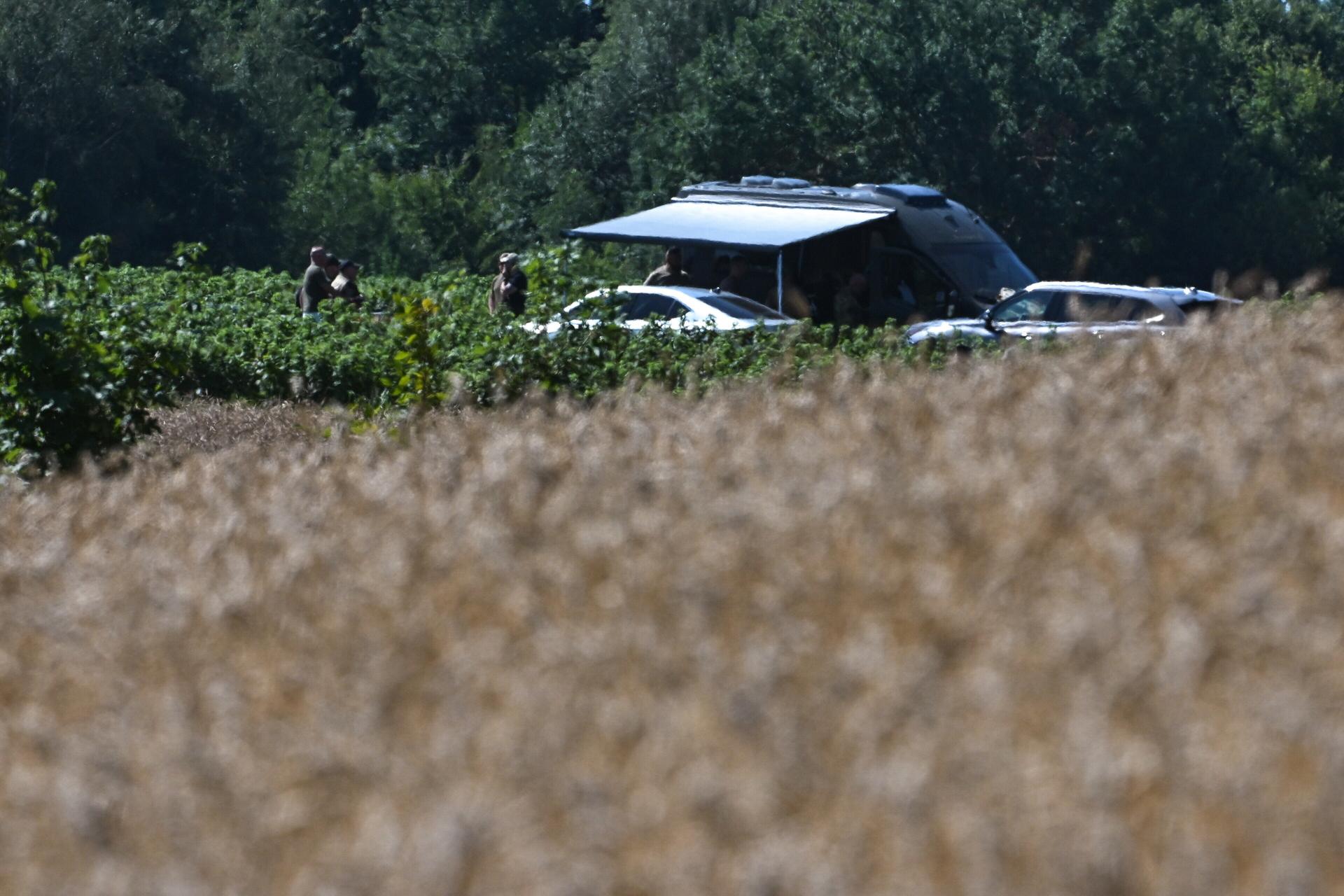 Tarnawa-Kolonia (Poland), 30/07/2026.- Police officers, soldiers and firefighters work in an area near the village of Tarnawa-Kolonia, eastern Poland, 30 July 2026. An unidentified flying object hit the ground and exploded near the village of Tarnawa-Kolonia in the early hours of 30 July, the fire service reported. A spokesman for the Province Commander of the State Fire Service said that the service had received a report about an explosion and the firefighters were securing a crater with a diameter of about 10 meters. The incident was likely related to Russia's intensive attacks on Ukraine overnight from 29 to 30 July. (Polonia, Rusia, Ucrania) EFE/EPA/WOJTEK JARGILO POLAND OUT
