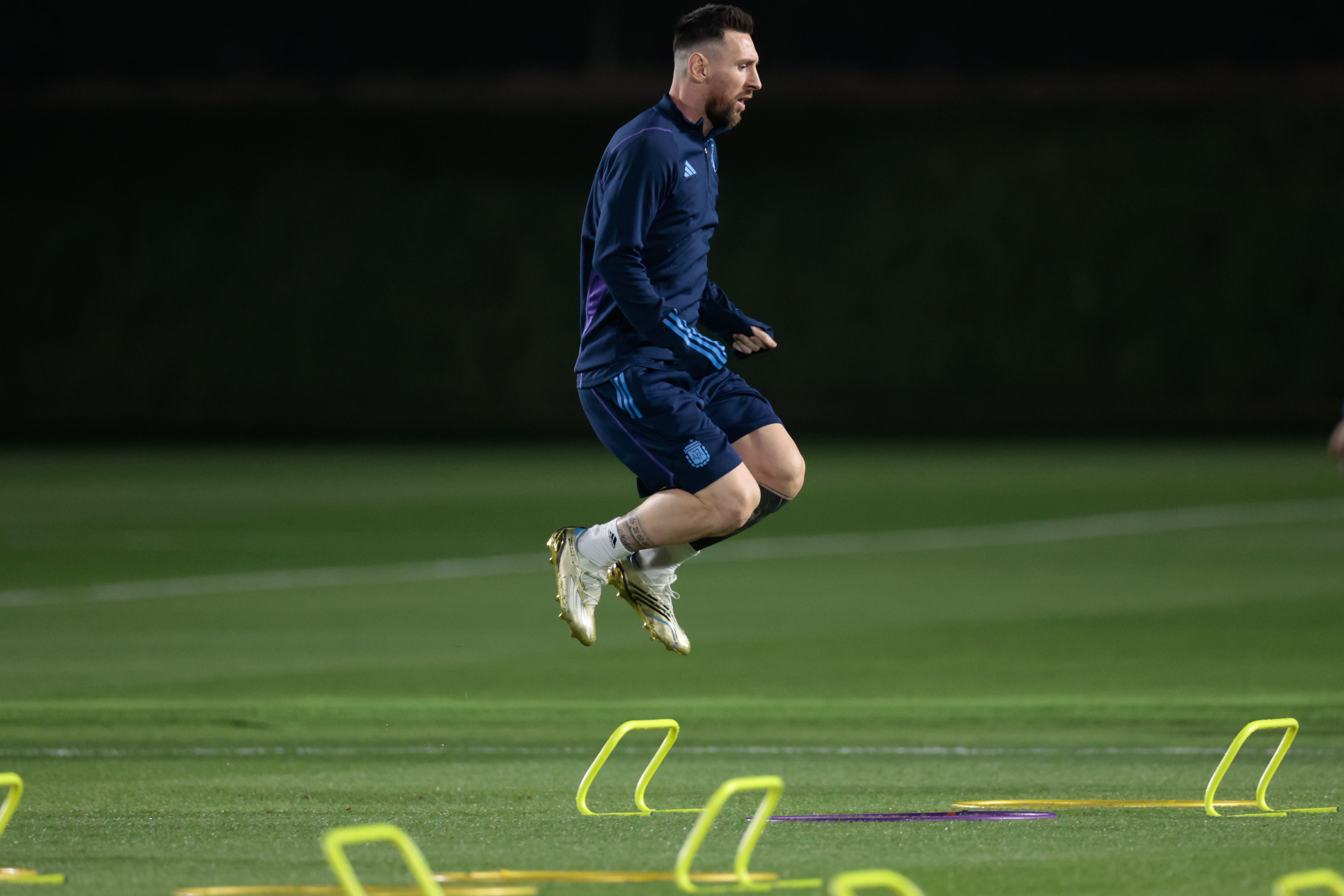 DOHA, 12/12/2022.- El delantero de Argentina Lionel Messi participa en un entrenamiento de su conjunto nacional en Doha, Catar, este lunes. Argentina se enfrentará a mañana a Croacia en un partido de semifinales del Mundial de Fútbol Qatar 2022. EFE/Juan Ignacio Roncoroni