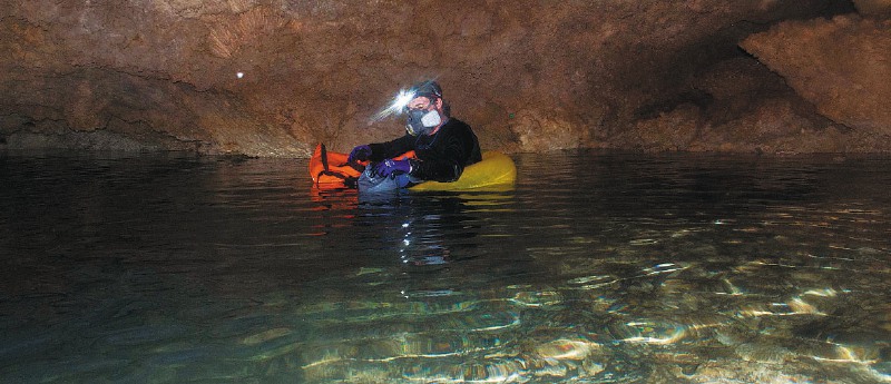 Carlos Lasso aplicando la técnica de "metabarcoding" en una cueva anquialina de San Andrés. / Susana Bernal