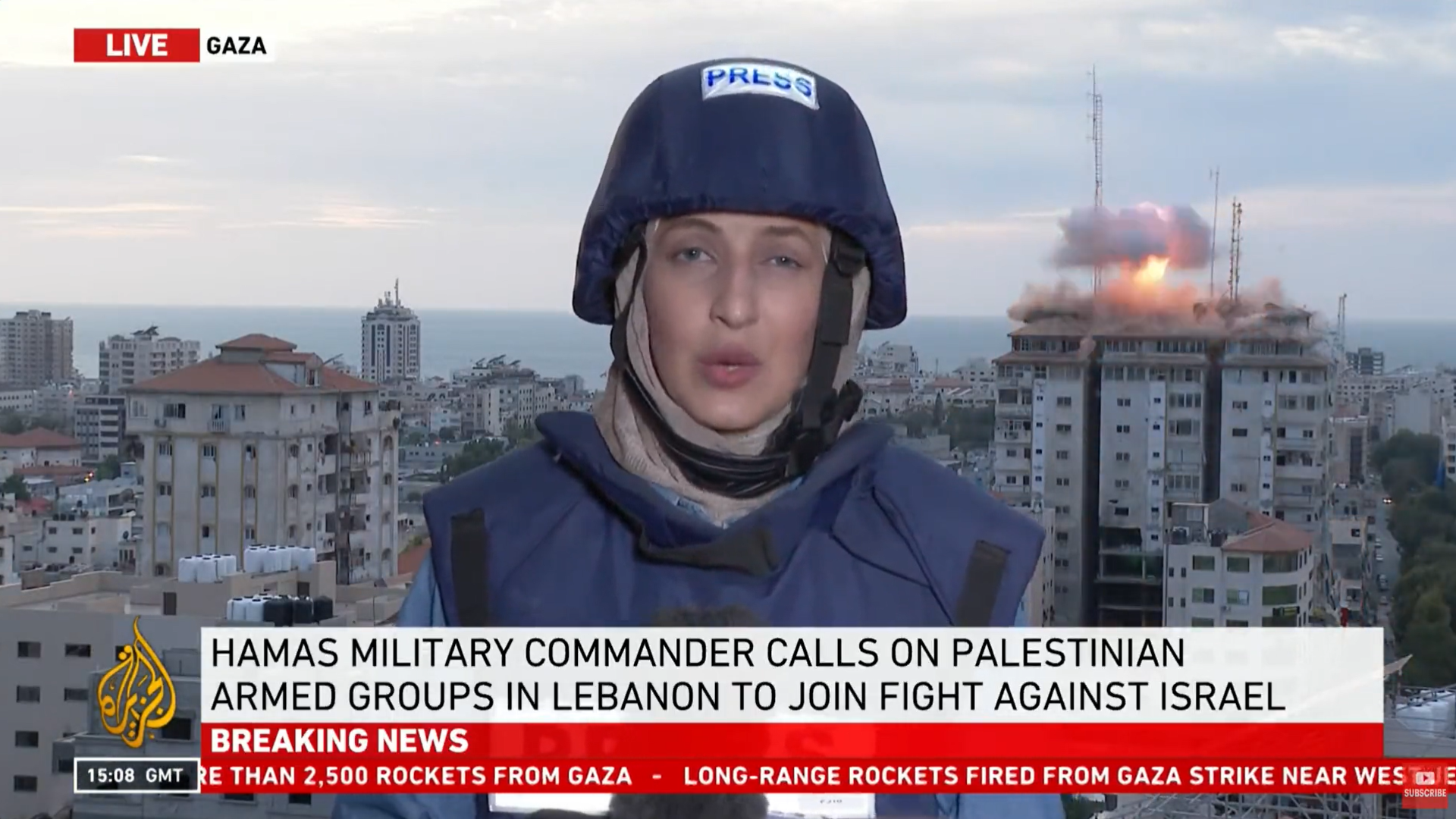 El momento en que un misil impacta en Gaza durante una transmisión en vivo