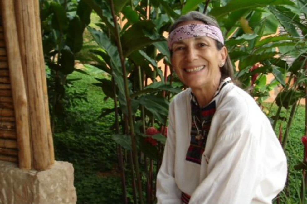 Se encierran en las jaulas los humanos, por Albalucía Ángel
