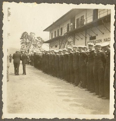 Llegada de los más de 600 marinos de la marina nazi al Puerto de Buenaventura en febrero de 1935.