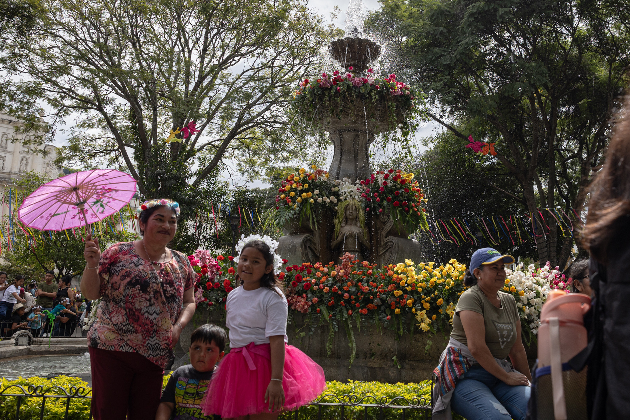 -FOTODELDÍA- AME8050. ANTIGUA GUATEMALA (GUATEMALA), 16/11/2024.- Personas asisten a la celebración del Festival de las Flores este sábado, en Antigua Guatemala (Guatemala). La ciudad colonial de Antigua Guatemala fue adornada este sábado con decenas de esculturas y adornos para el Festival de las Flores, que se celebra cada noviembre, y unos 10.000 turistas nacionales y extranjeros abarrotaron el lugar. EFE/ David Toro